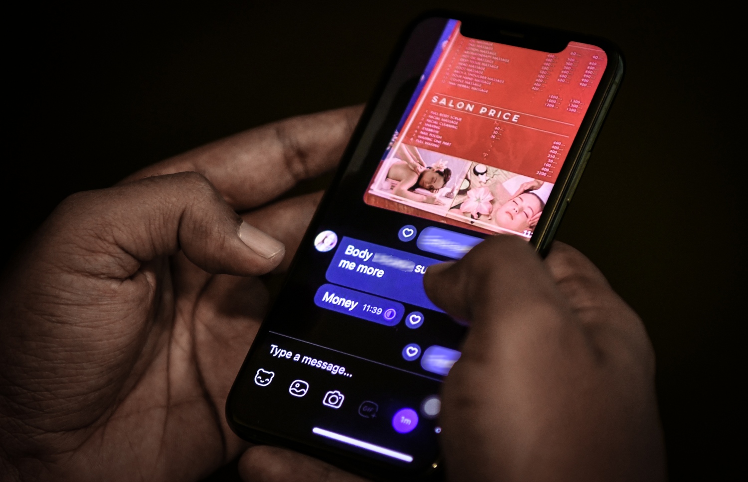 ހަށިވިއްކާ މީހަކާ އެކު ކޮށްފައިވާ ޗެޓްލޮގެއް ބަލަނީ. -- ފޮޓޯ: ނިޝާން އަލީ/މިހާރު