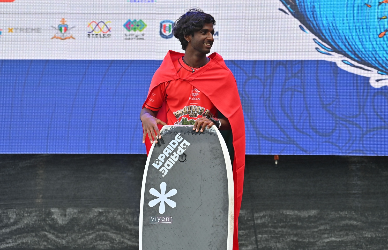 އާމިން ބޯޑު ހިފައިގެން: އޭނާ ވަނީ ރާއްޖޭގައި ބޭއްވި ވޯލްޑް ޓްއާ މުބާރާތުގައި ޖޫނިއާ ބައިން ދެވަނަ ހޯދާފަ --- ފޮޓޯ: ރައީސް އޮފީސް
