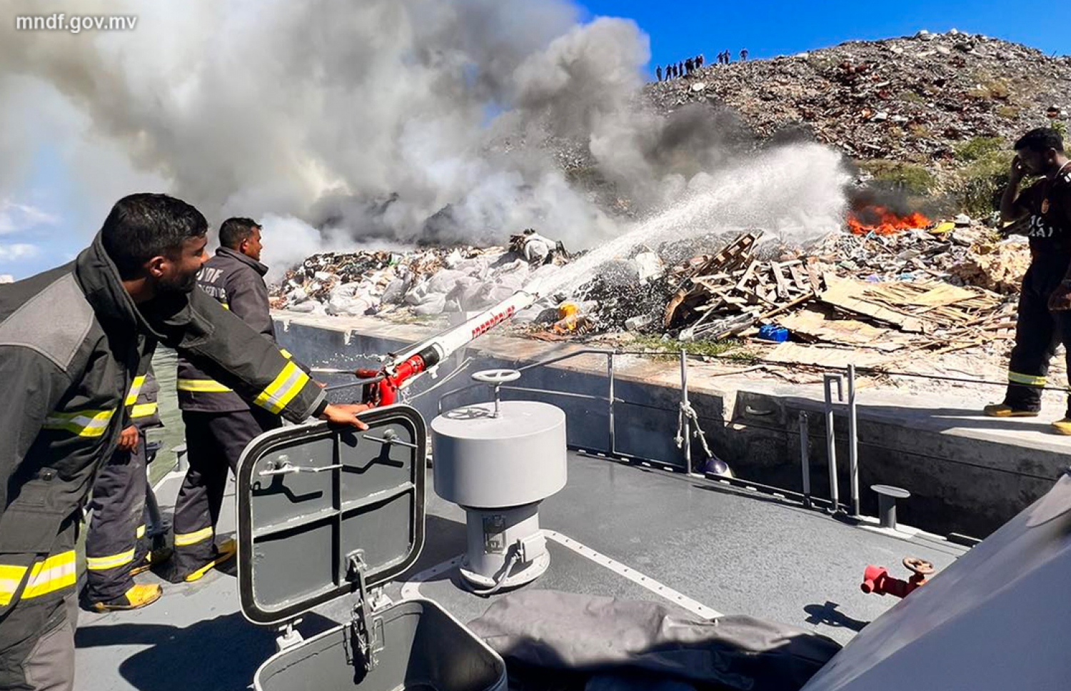 ތިލަފުށި ކުނިގޮނޑުގައި ރޯވެފައި ހުރި ތަނަށް ސިފައިން ފެން ޖަހަނީ -- ފޮޓޯ: އެމްއެންޑީއެފް