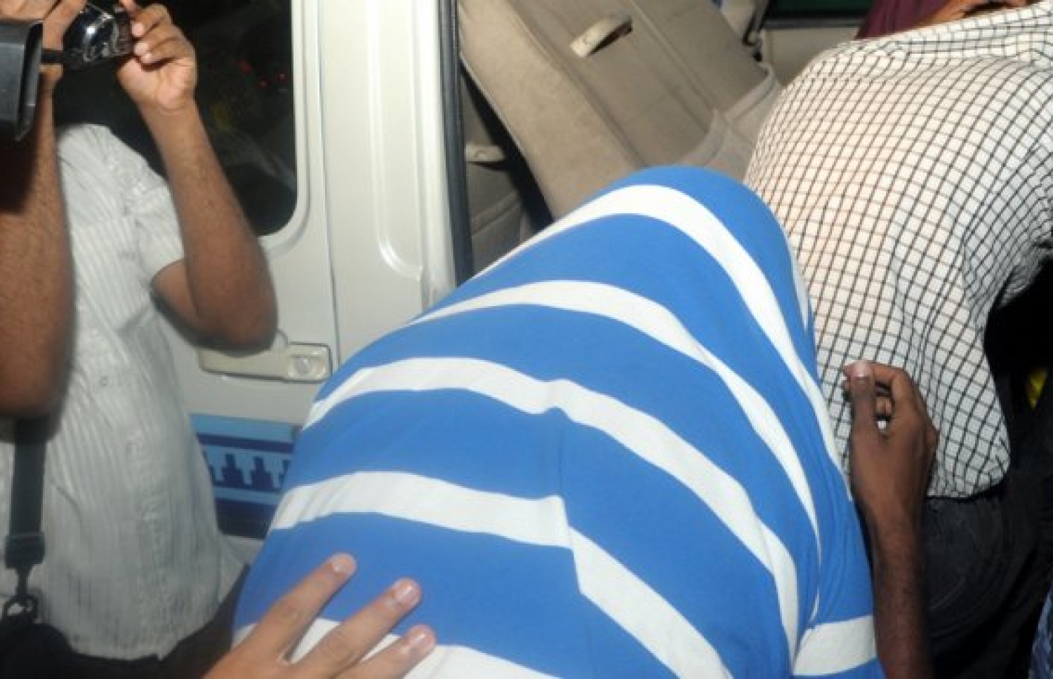 މާލޭގައި ހިންގި މަސާޖު ޕާލާއެއްގައި ހަށިވިއްކުމުގެ ތުހުމަތަށް މީގެ އަހަރުތަކެއް ކުރިން ބަޔަކު ހައްޔަރުކޮށްގެން ގެންދަނީ. -- ފޮޓޯ: ހަވީރު