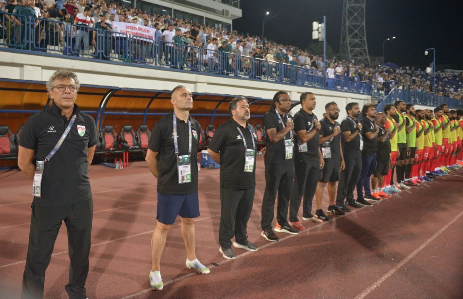 މި އަހަރު އުޒްބަކިސްތާނާ ދެކޮޅަށް ކުޅުނު މެޗުގެ ކުރިން ރާއްޖޭގެ ކޯޗިން ޓީމުގައި ހިމެނޭ ހެޑްކޯޗު މޮރިއޭރޯ (ވ)، ސިމާއޯ ކޯޗުގެ ވާތްފަތާރުގައި. -- ފޮޓޯ: އެފްއޭއެމް