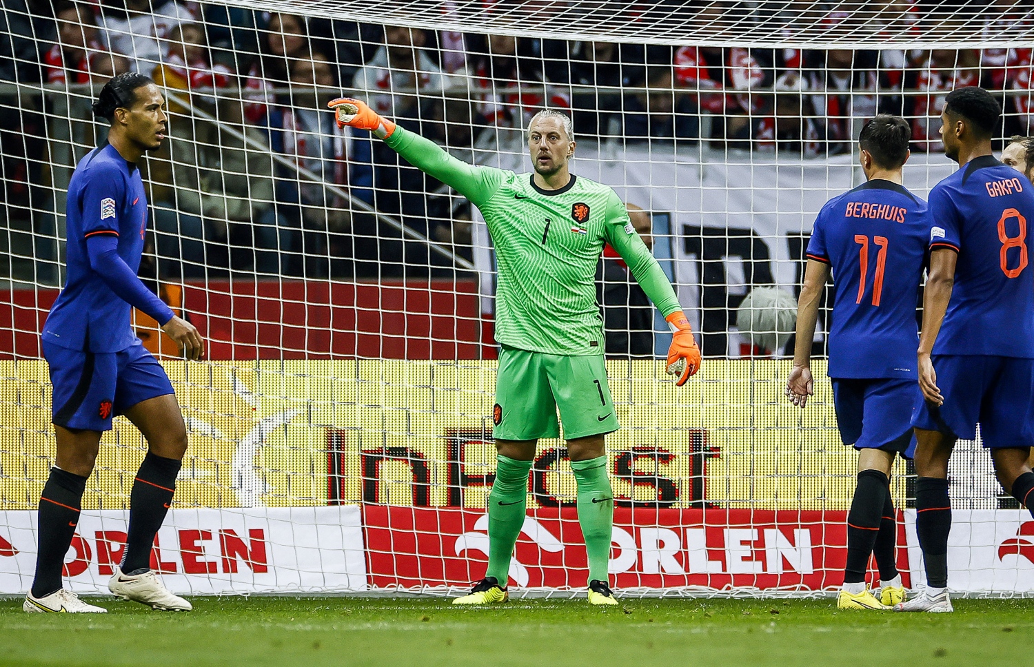 ޕަސްވީރު، ރޭގެ މެޗުގައި ޕޮލެންޑާ ދެކޮޅަށް ނެދަލެންޑްސްގެ ގައުމީ ޓީމުގެ ގޯލު ބަލަހައްޓަނީ.