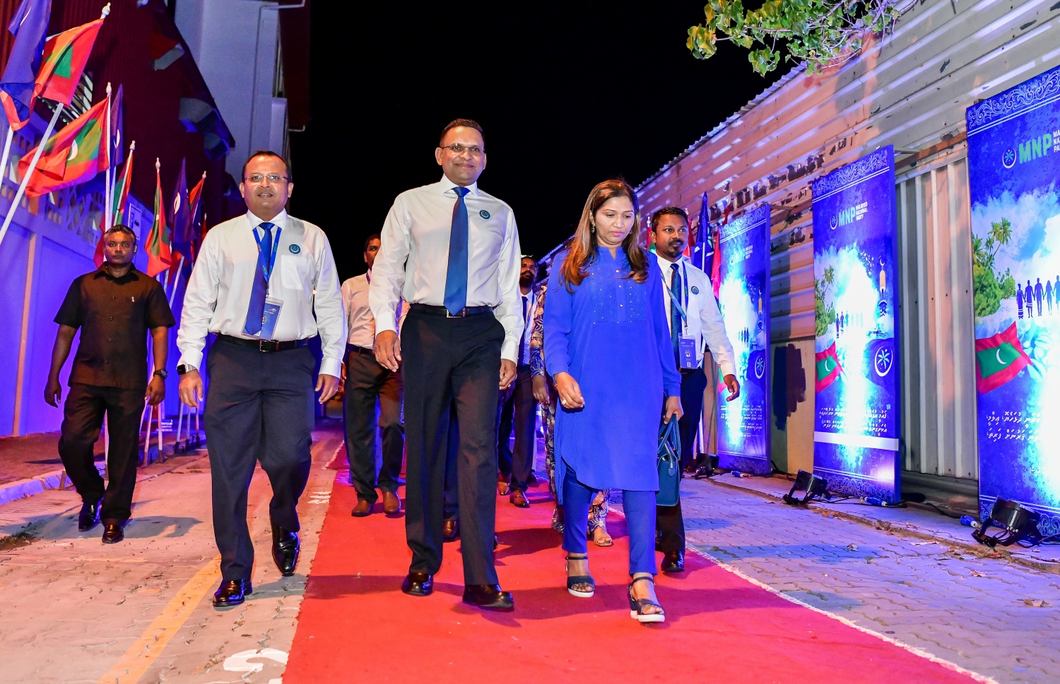 އެމްއެންޕީގެ ފުރަތަމަ ކޮންގްރެސް ފެށުމުގެ ޖަލްސާ އަށް އެ ޕާޓީގެ ރައީސް މުހައްމަދު ނާޒިމް، އަނބިކަނބަލުން އަފާފުއާ އެކު ވަޑައިގަންނަވާއިރު އަރިހުގައި އެ ޕާޓީގެ ނައިބު ރައީސުން ކަމަށްވާ ރިޔާޒާއި އުޝާމް.--- ފޮޓޯ: ފަޔާޒު މޫސާ | މިހާރު