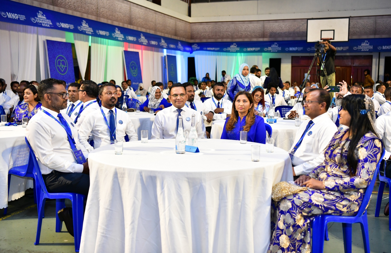 އެމްއެންޕީގެ ފުރަތަމަ ކޮންގްރެސް ފެށުމަށް ތާޖުއްދީން ސްކޫލުގެ ހޯލުގައި ބޭއްވި ޖަލްސާގައި އެ ޕާޓީގެ ރައީސް މުހައްމަދު ނާޒިމް، ޕާޓީގެ އިސްބޭފުޅުންނާއި އާންމު މެމްބަރުންނާއެކު ބައިވެރިވެވަޑައިގަންނަވަނީ.--- ފޮޓޯ: ފަޔާޒު މޫސާ | މިހާރު