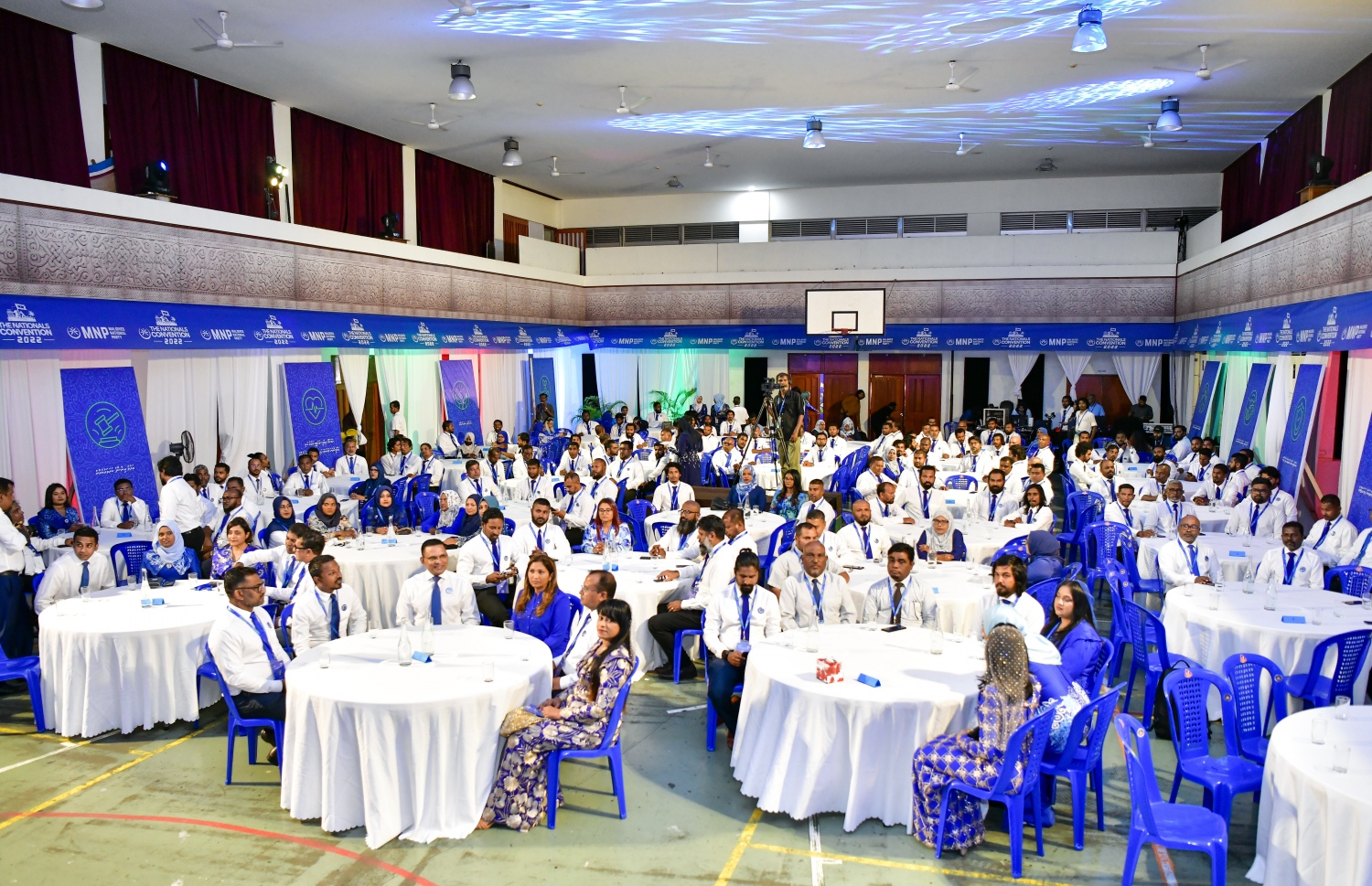 އެމްއެންޕީގެ ފުރަތަމަ ގައުމީ ޖަލްސާ "ދަ ނެޝަނަލްސް ކޮންވެންޝަން 2022" ގައި އެ ޕާޓީގެ މެމްބަރުން ބައިވެރިވަނީ: ހޮނިހިރު ދުވަހުގެ ރޭގެ ނިޔަލަށް ބާއްވާ މި ކޮންގްރެސްގައި 270 މީހަކު ބައިވެރިވޭ.--- ފޮޓޯ: ފަޔާޒު މޫސާ | މިހާރު