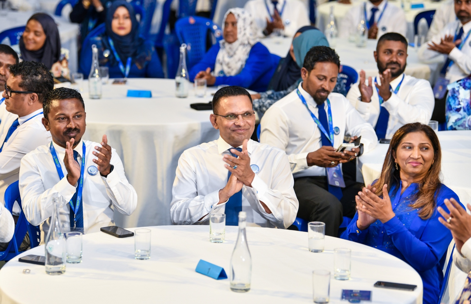 އެމްއެންޕީގެ ފުރަތަމަ ކޮންގްރެސް ފެށުމުގެ ޖަލްސާގައި އެ ޕާޓީގެ ރައީސް ނާޒިމާއި އޭނާގެ އަނބިކަނބަލުން އަފާފު އަދި އެ ޕާޓީގެ ނައިބު ރައީސް އުޝާމް ބައިވެރިވެވަޑައިގަންނަވަނީ.--- ފޮޓޯ: ފަޔާޒު މޫސާ | މިހާރު