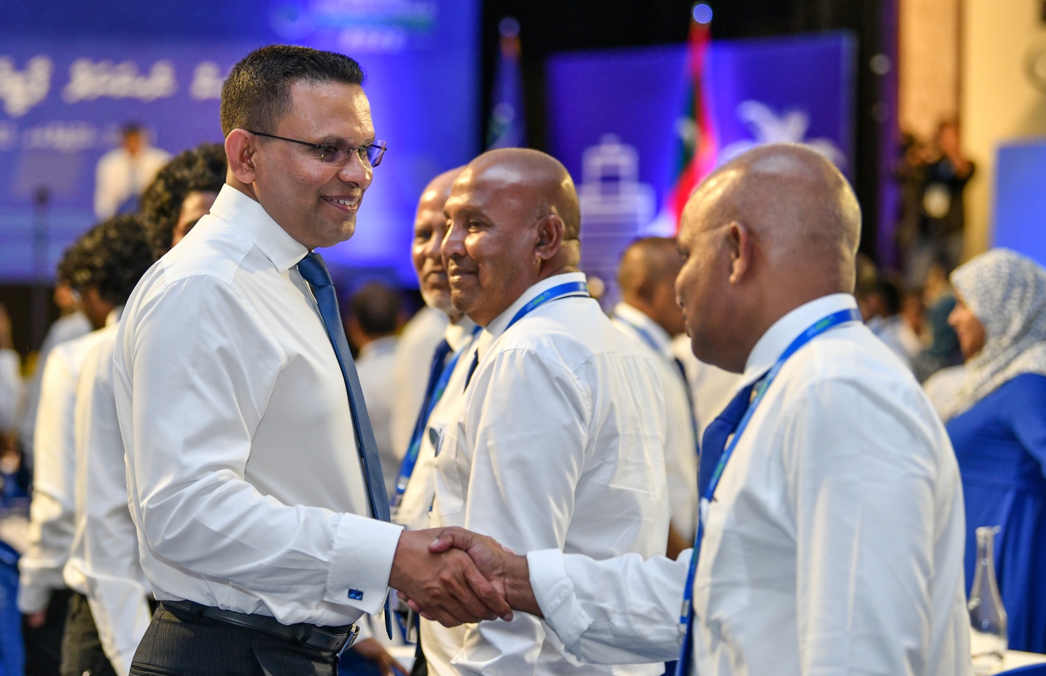 އެމްއެންޕީގެ ފުރަތަމަ ކޮންގްރެސް ފެށުމުގެ ޖަލްސާ އަށް ފަހު، އެ ޕާޓީގެ ރައީސް މުހައްމަދު ނާޒިމް މެމްބަރުންނާ ސަލާމް ކުރައްވަނީ.--- ފޮޓޯ: ފަޔާޒު މޫސާ | މިހާރު