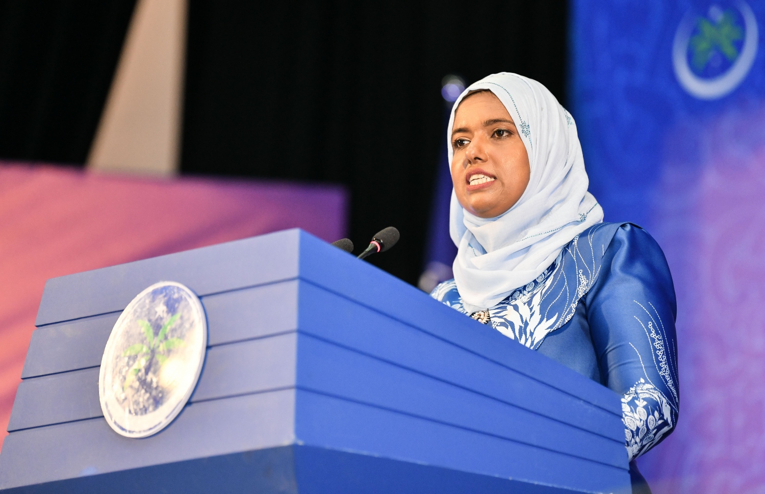 އެމްއެންޕީގެ ފުރަތަމަ ކޮންގްރެސް ފެށުމުގެ ޖަލްސާގައި އެ ޕާޓީގެ ތަރުޖަމާން ޝިދާތާ ޝަރީފް ވާހަކަ ދައްކަވަނީ.-- ފޮޓޯ: ފަޔާޒު މޫސާ | މިހާރު