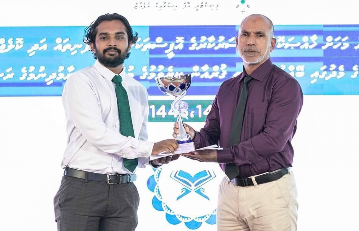 އިސްލާމިކް މިނިސްޓްރީން އިންތިޒާމުކޮށްގެން، ސަރުކާރުގެ އޮފީސްތަކާއި ކުންފުނިތަކާއި ކޮލެޖުތަކާއި އަދި ޔުނިވާސިޓީތަކުގެ މެދުގައި ބޭއްވި ގުރުއާން މުބާރާތުގެ އެއް ވަނައިގެ ތަށި، އިސްލާމިކް މިނިސްޓަރު ޑރ. އަހުމަދު ޒާހިރު، ދަހުލާންއާ ހަވާލުކޮށްދެއްވަނީ.