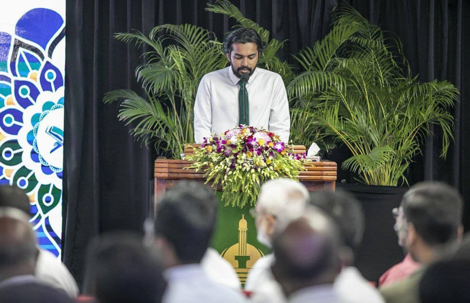 އިސްލާމިކް މިނިސްޓްރީން އިންތިޒާމުކޮށްގެން، ސަރުކާރުގެ އޮފީސްތަކާއި ކުންފުނިތަކާއި ކޮލެޖުތަކާއި އަދި ޔުނިވާސިޓީތަކުގެ މެދުގައި ބޭއްވި ގުރުއާން މުބާރާތުގެ އިނާމު ދިނުމަށް ބޭއްވި ޖަލްސާގައި ދަހުލާން ގުރުއާން ކިޔަވަނީ.