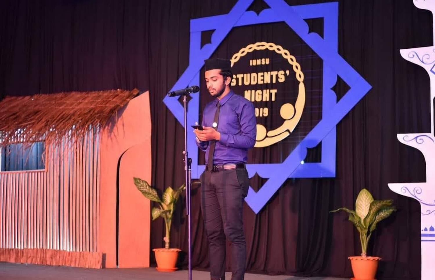 އިސްލާމިކް ޔުނިވާސިޓީގެ ސްޓޫޑެންޓް ޔުނިއަން އިން 2019 ވަނަ އަހަރު ބޭއްވި ސްޓޫޑެންޓްސް ނައިޓްގައި ދަހުލާން ގުރުއާން ކިޔަވަނީ.