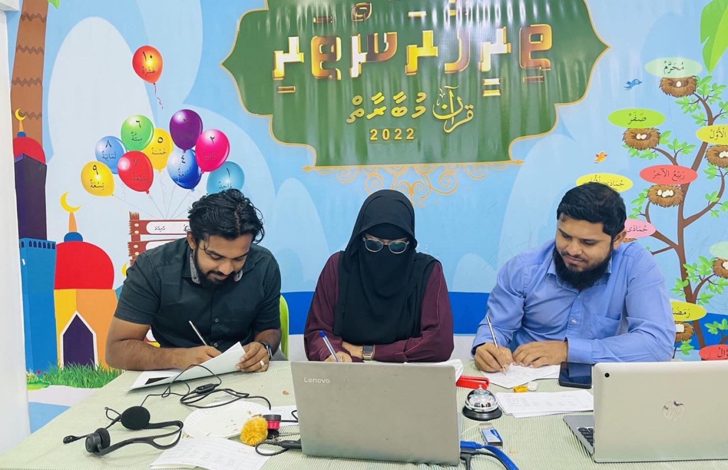 ދަހުލާން (ވ)، ގުރުއާން ކުލާހަކުން ބޭއްވި ގުރުއާން މުބާރާތެއްގެ ޖަޖިން ޕެނަލްގައި.