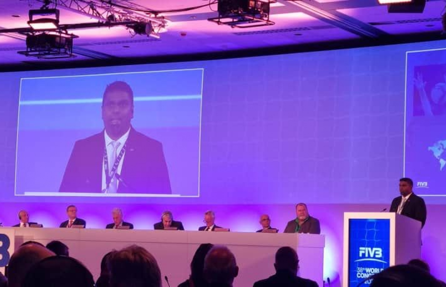 އެފްއައިވީބީ ކޮންގްރެސްގައި ރަނޭ ވާހަކަ ދައްކަވަނީ: އެފްއައިވީބީ ކޮންގްރެސްގެ އެފަދަ ސްޓޭޖެއްގައި ރާއްޖެ ތަމްސީލު ކުރި ފުރަތަމަ ދިވެއްސަކީ ރަނޭ