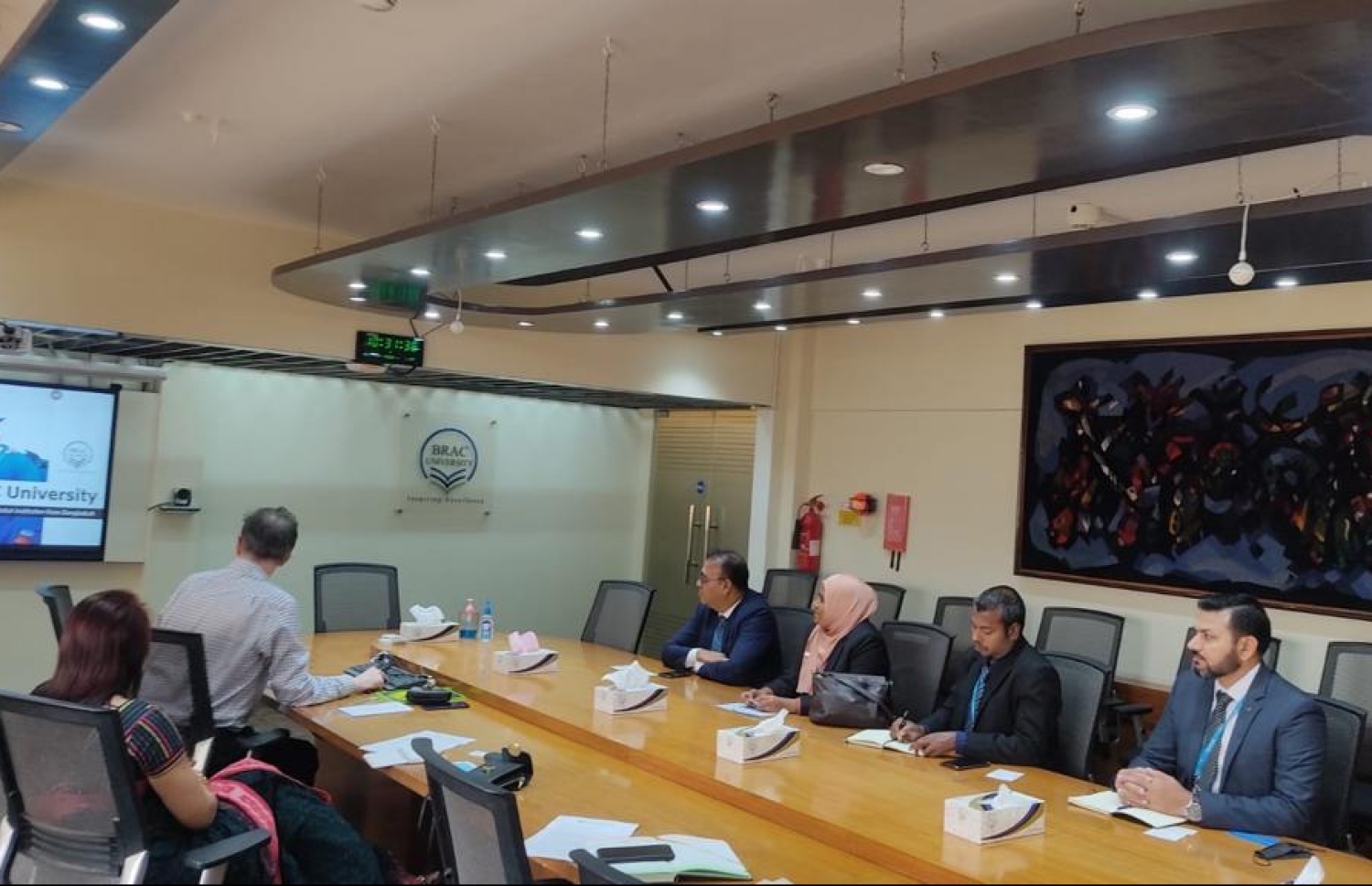 އެމްއައި ކޮލެޖުން ބޭރުގެ ޔުނިވާސިޓީތަކާއި ބައްދަލު ކުރީ އެ ޔުނިވާސިޓީތަކުގެ ކޯސްތައް އެ ކޮލެޖަށް ތައާރަފު ކުރުމަށް. ފޮޓޯ: އެމްއައި ކޮލެޖު