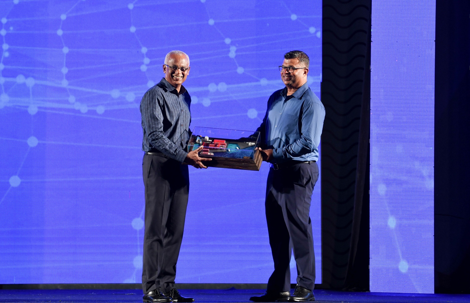 އެމްޕީއެލްގެ 36 ވަނަ އަހަރީ ދުވަސް ފާހަގަކުރުމަށް ހެންވޭރު ދަނޑުގައި ބޭއްވި ހާއްސަ ރަސްމިއްޔާތު އެ ކުންފުނީގެ ސީއީއޯ ޝާހިދު އަލީ ރައީސް އިބްރާހިމް މުހައްމަދު ސޯލިހަށް ހަނދާނީ ހަދިޔާއެއް އަރުވަނީ--. ފޮޓޯ: ނިޝާން އަލީ | މިހާރު