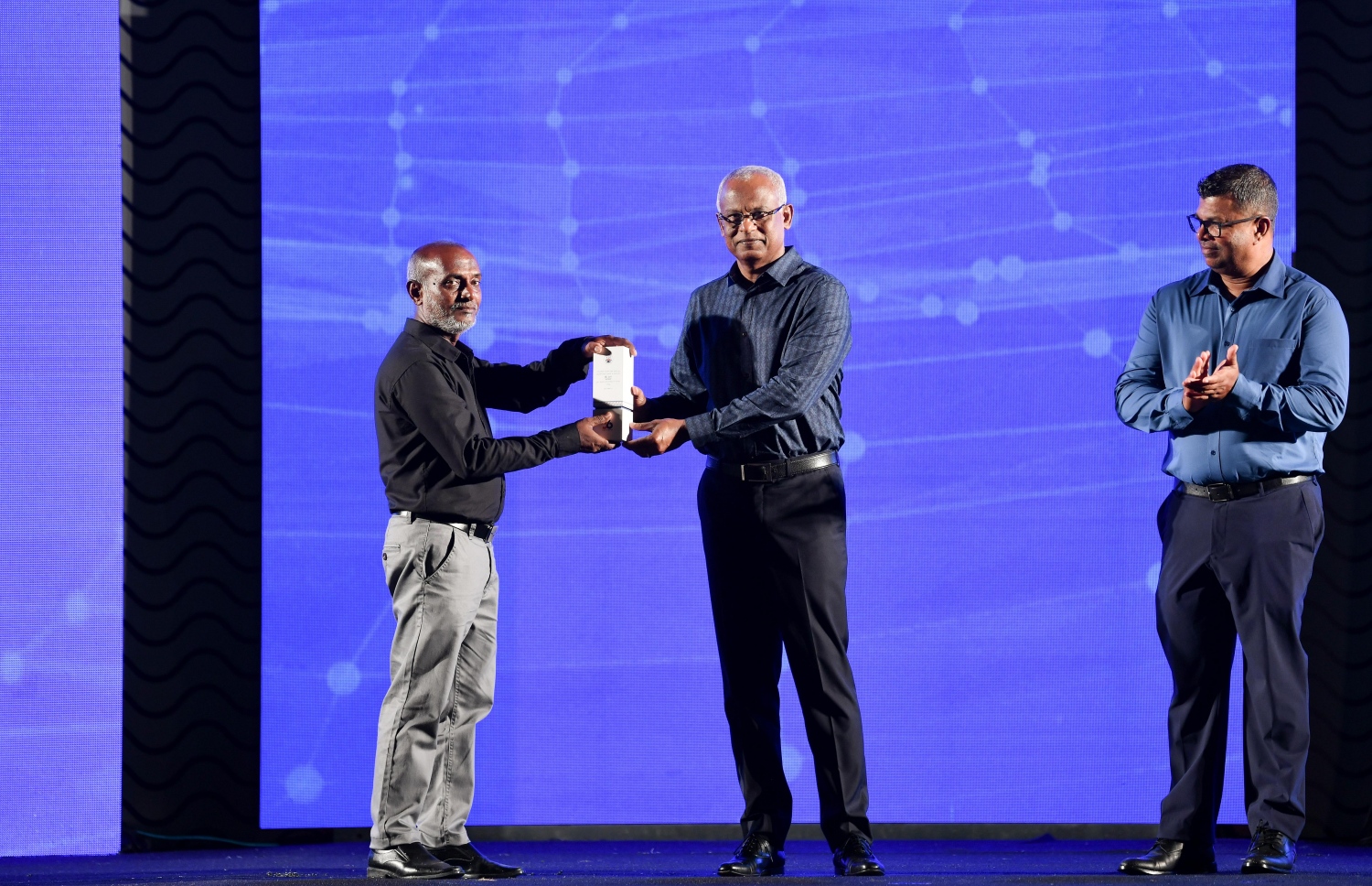 އެމްޕީއެލަށް 30 އަހަރަށް ވުރެ ގިނަ ދުވަހު ހިދުމަތް ކުރި މުވައްޒަފަކަށް ރައީސް ރޭ ހަނދާނީ ފިލައެއް ދެއްވަނީ ---ފޮޓޯ: ނިޝާން އަލީ | މިހާރު