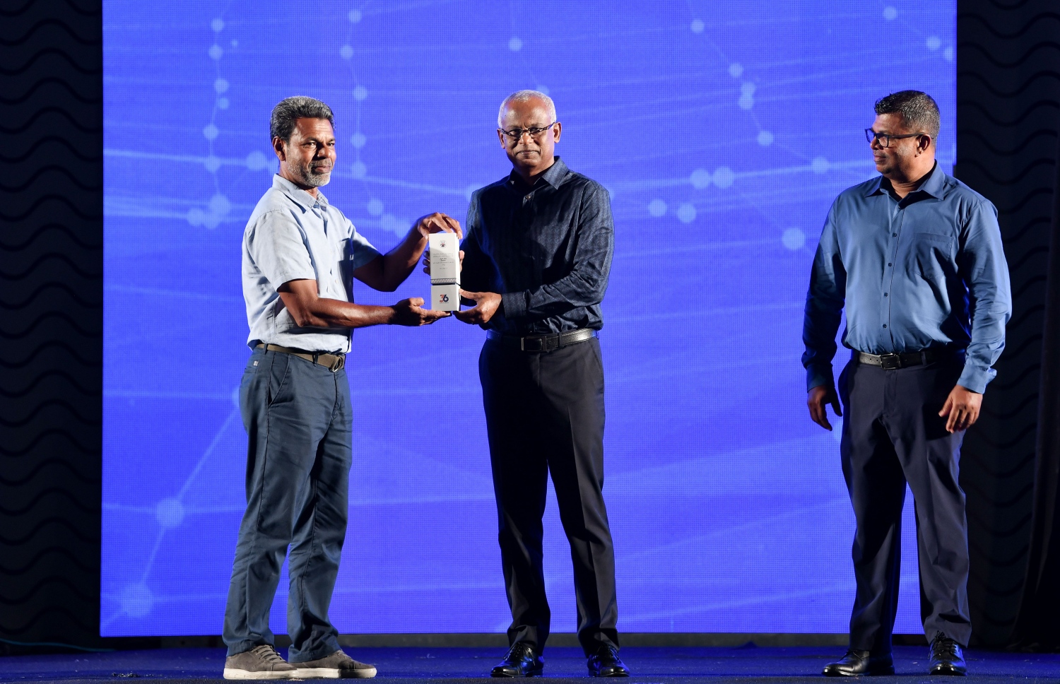 އެމްޕީއެލަށް 30 އަހަރަށް ވުރެ ގިނަ ދުވަހު ހިދުމަތް ކުރި މުވައްޒަފަކަށް ރައީސް ރޭ ހަނދާނީ ފިލައެއް ދެއްވަނީ ---ފޮޓޯ: ނިޝާން އަލީ | މިހާރު