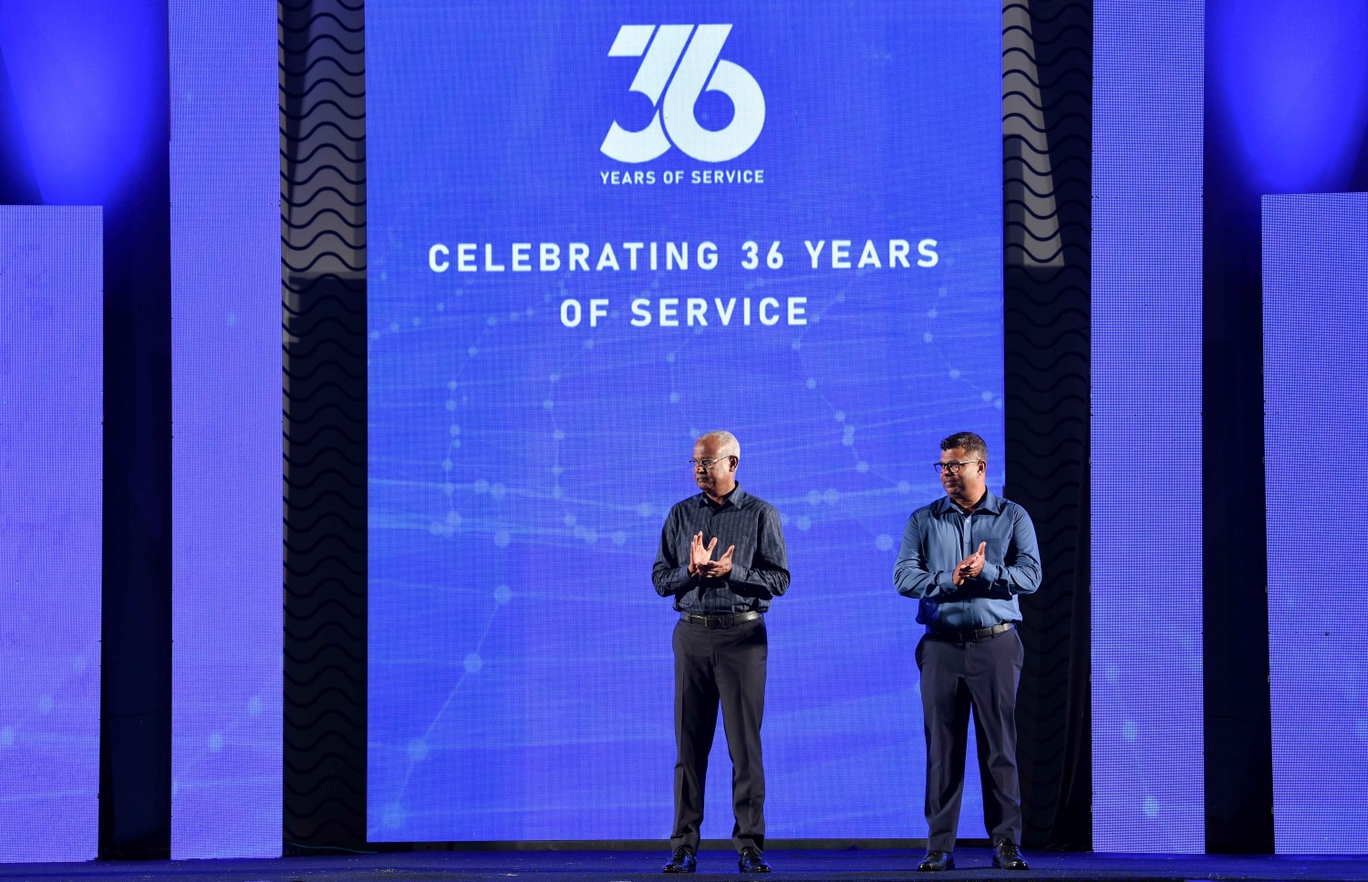 އެމްޕީއެލްގެ 36 ވަނަ އަހަރީ ދުވަސް ފާހަގަކުރުމަށް ހެންވޭރު ދަނޑުގައި ބޭއްވި ހާއްސަ ރަސްމިއްޔާތުގައި ރައީސް އިބްރާހިމް މުހައްމަދު ސޯލިހް އާއި އެ ކުންފުނީގެ ސީއީއޯ ޝާހިދު އަލީ ބައިވެރިވެވަޑައިގަންނަވަނީ--. ފޮޓޯ: ނިޝާން އަލީ | މިހާރު