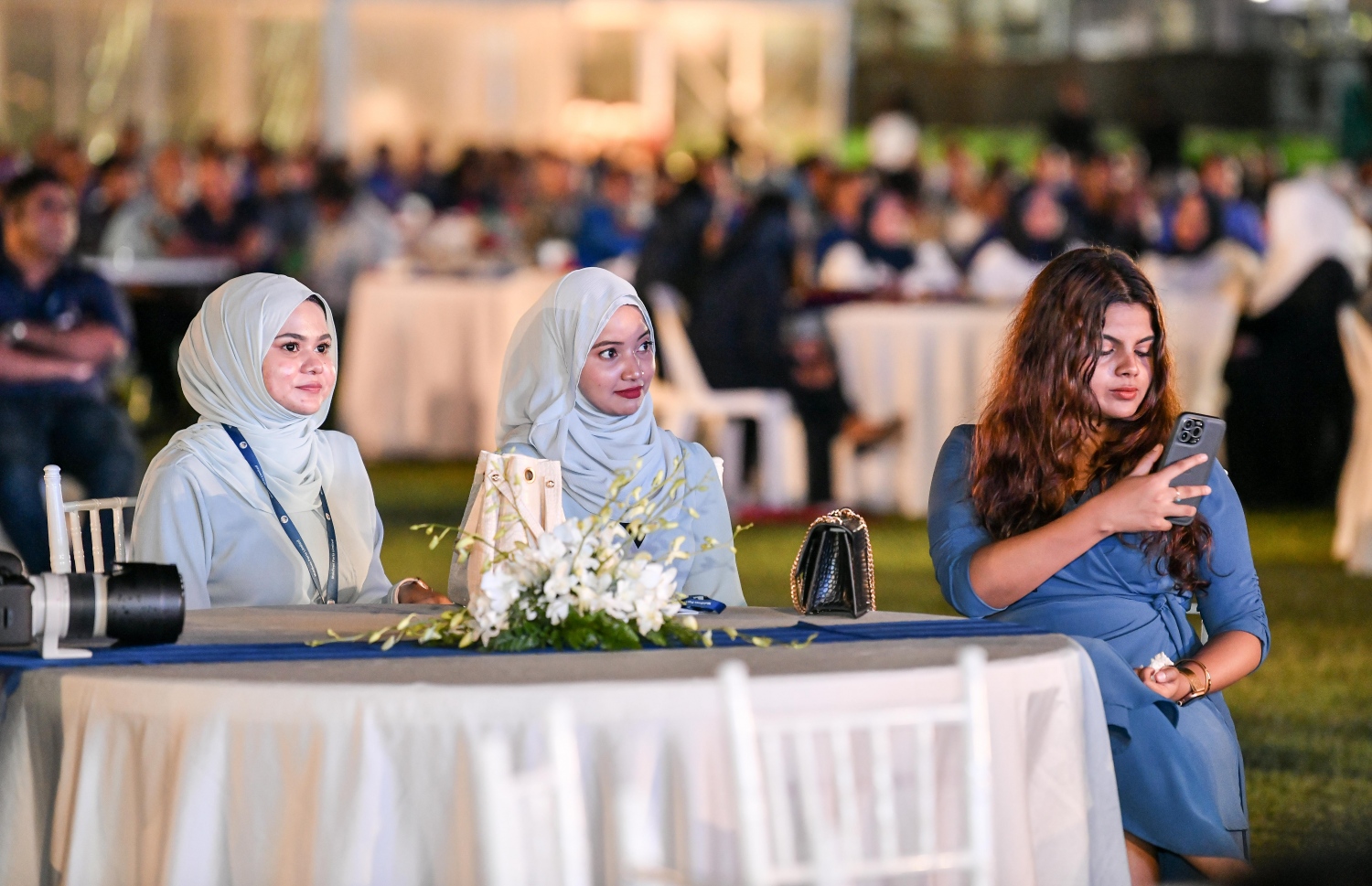 އެމްޕީއެލްގެ 36 ވަނަ އަހަރީ ދުވަސް ފާހަގަކުރުމަށް ހެންވޭރު ދަނޑުގައި ބޭއްވި ހާއްސަ ރަސްމިއްޔާތުގައި އެ ކުންފުނީގެ ބައެއް މުވައްޒަފުން ބައިވެރިވަނީ--. ފޮޓޯ: ނިޝާން އަލީ | މިހާރު