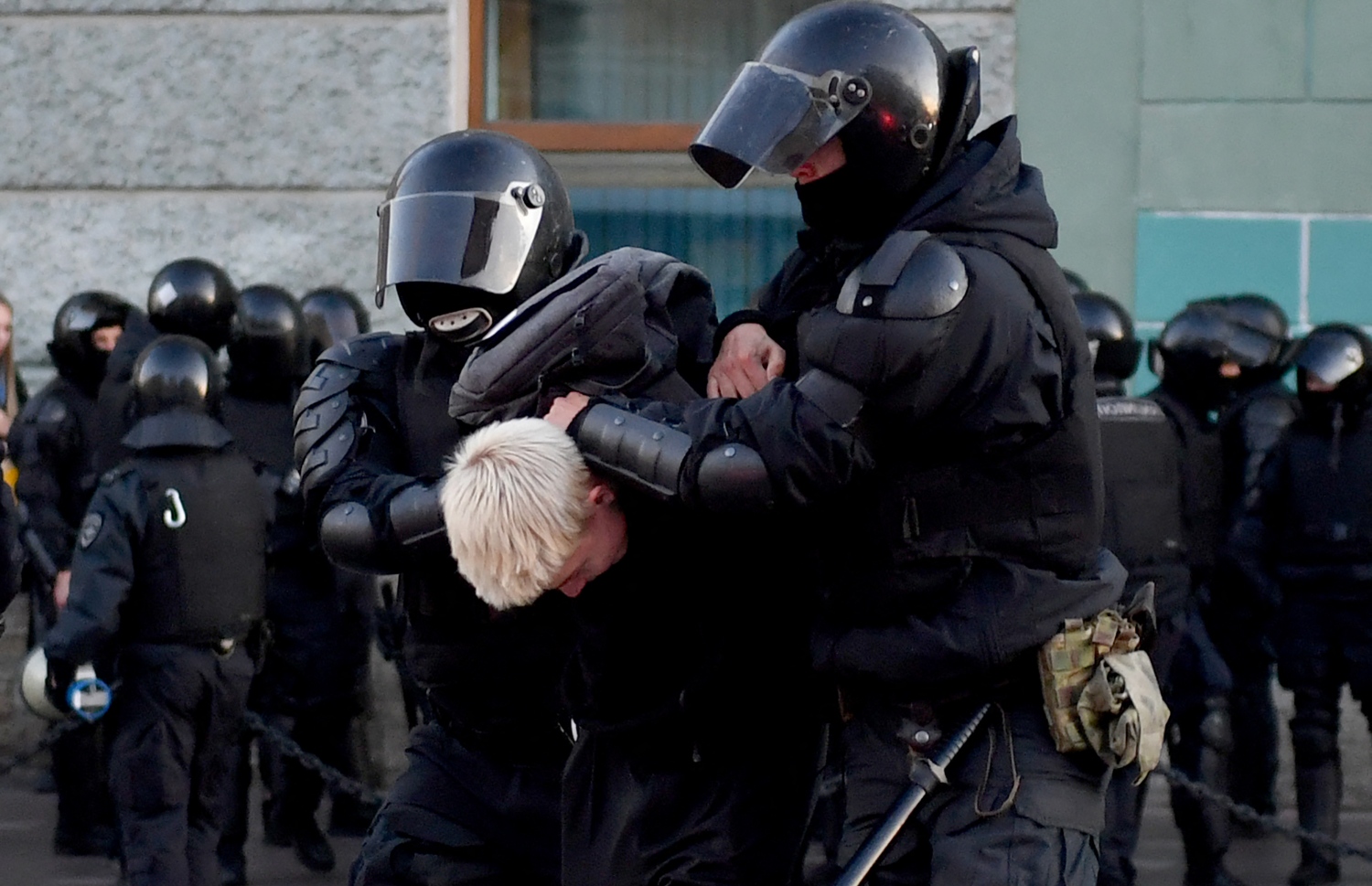 ސެޕްޓެމްބަރ 24، 2022؛ ރަޝިޔާގެ ރިޒާވް ލަޝްކަރުގެ ސިފައިން ޔޫކްރޭން ހަނގުރާމަ އަށް ނެރުމަށް ސަރުކާރުން ނިންމުމުން އެކަމާ ދެކޮޅަށް މުޒާހަރާ ކުރި މީހުން ހައްޔަރު ކުރަނީ. --އޭއެފްޕީ