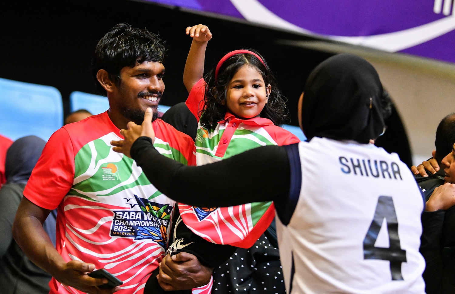 ޝިއުރާ އަށް އޭނާގެ ފިރި މީހާ އަސަދުﷲ މަރުހަބާ ކިޔަނީ: ރޭ ނޭޕާލްގެ މައްޗަށް ދިވެހި ޓީމުން ހޯދި މޮޅަކީ އަންހެން ބާސްކެޓްގައި އެ ގައުމުގެ މައްޗަށް ރާއްޖެއިން ހޯދި ފުރަތަމަ މޮޅު --- ފޮޓޯ: ފަޔާޒު މޫސާ | މިހާރު