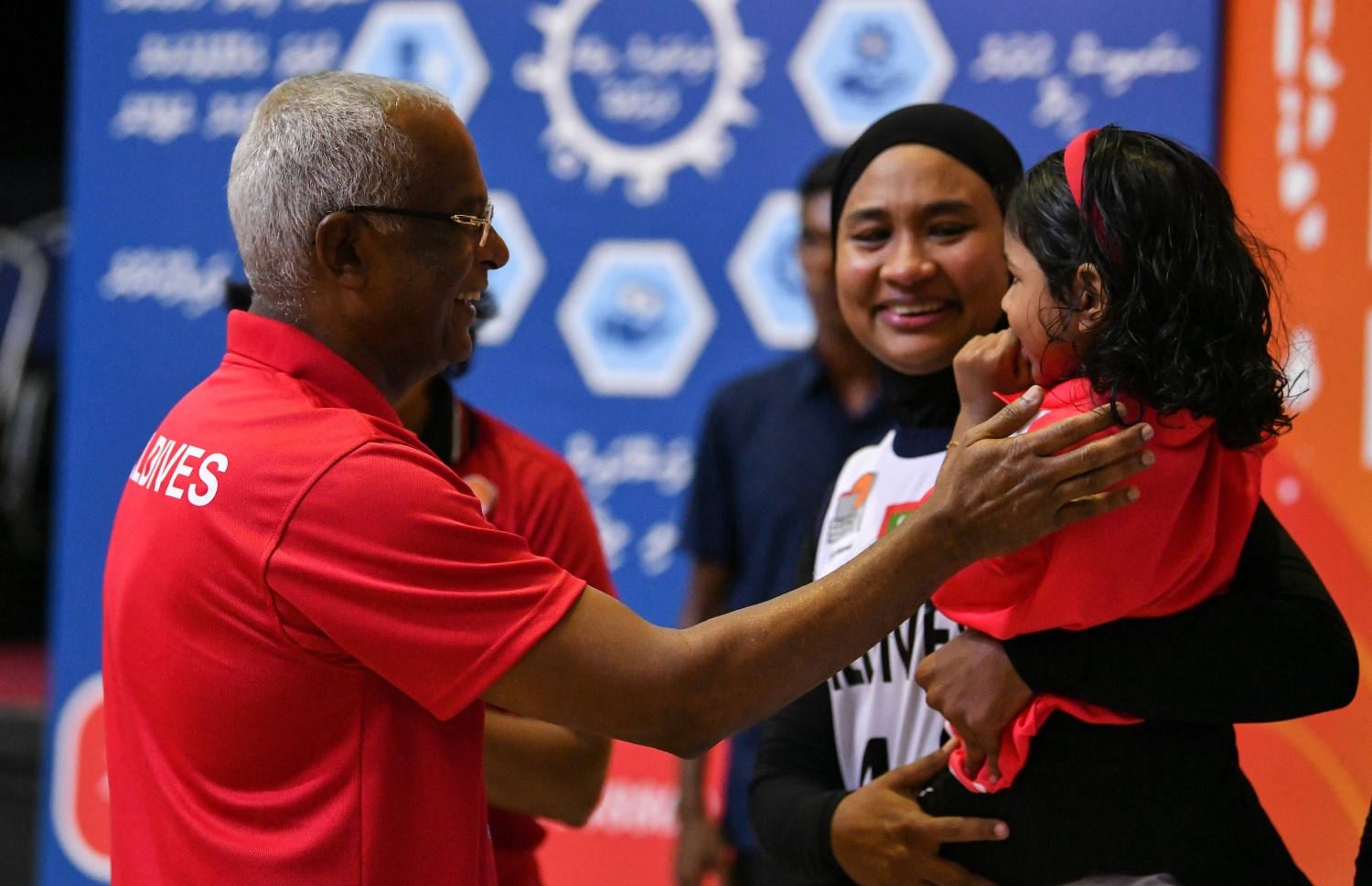 މެޗަށް ފަހު ރައީސް އިބްރާހިމް މުހައްމަދު ސޯލިހް ޓީމުގެ ކުޅުންތެރިންނަށް މަރުހަބާ ކިޔަނީ: ނޭޕާލްގެ މައްޗަށް ރާއްޖެ މޮޅުކޮށް ދޭން ކުޅުންތެރިން ވަނީ ތަފާތު ހިތްވަރެއް ނެރެފަ --- ފޮޓޯ: ފަޔާޒު މޫސާ | މިހާރު