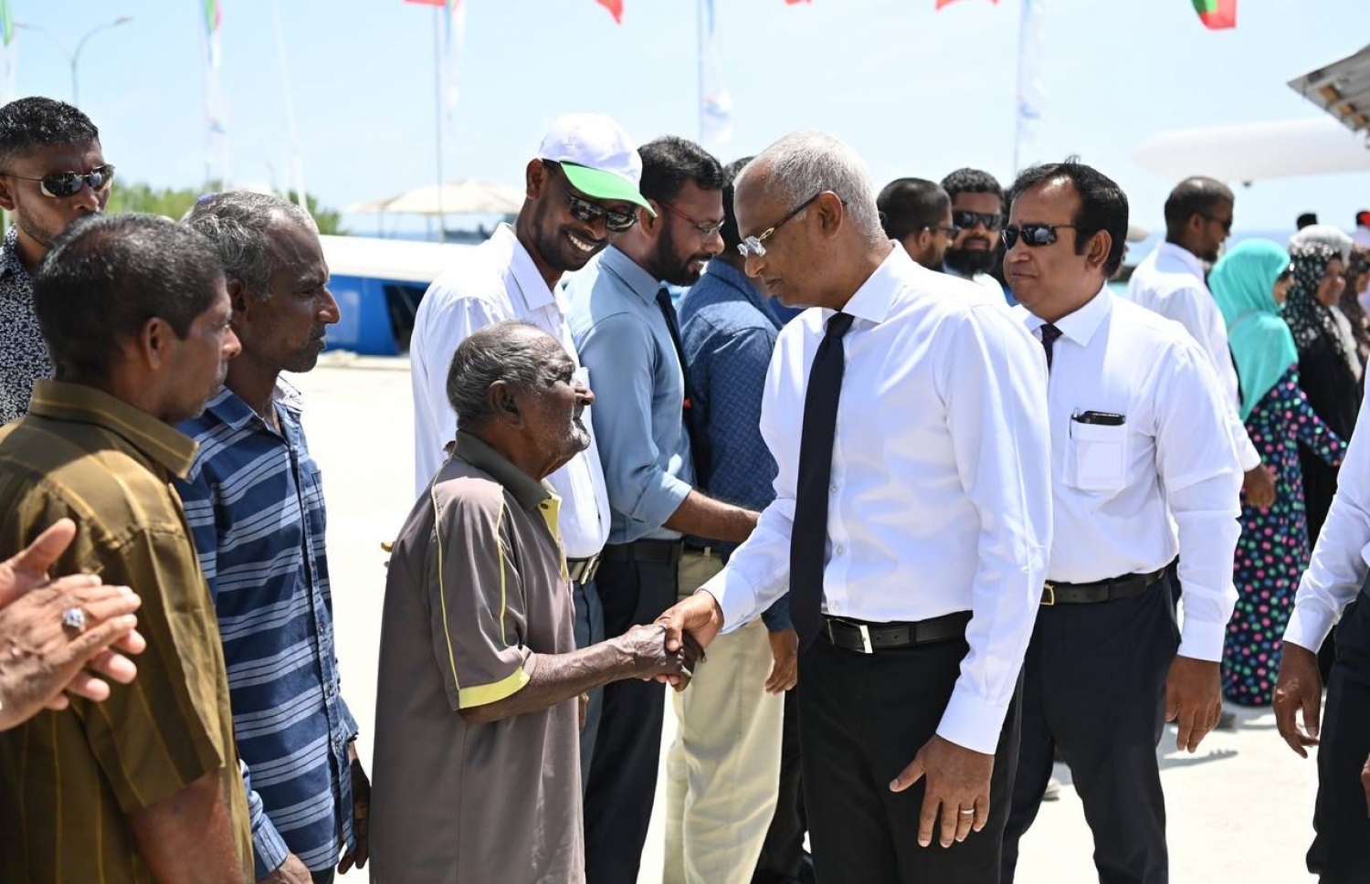 ރައީސް ނައިވާދޫގައި ރައްޔިތުންނާ ސަލާމްކުރައްވަނީ. -- ފޮޓޯ: ރައީސް އޮފީސް