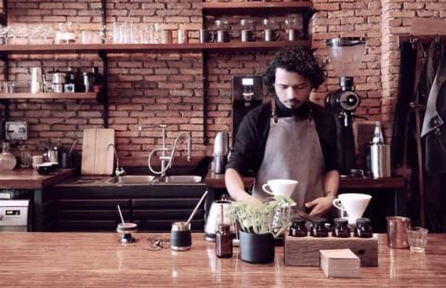 އަޒްހާން ކުރިން ވަޒީފާ އަދާކުރި މެރާކީގައި އޭނާ މަސައްކަތުގައި.