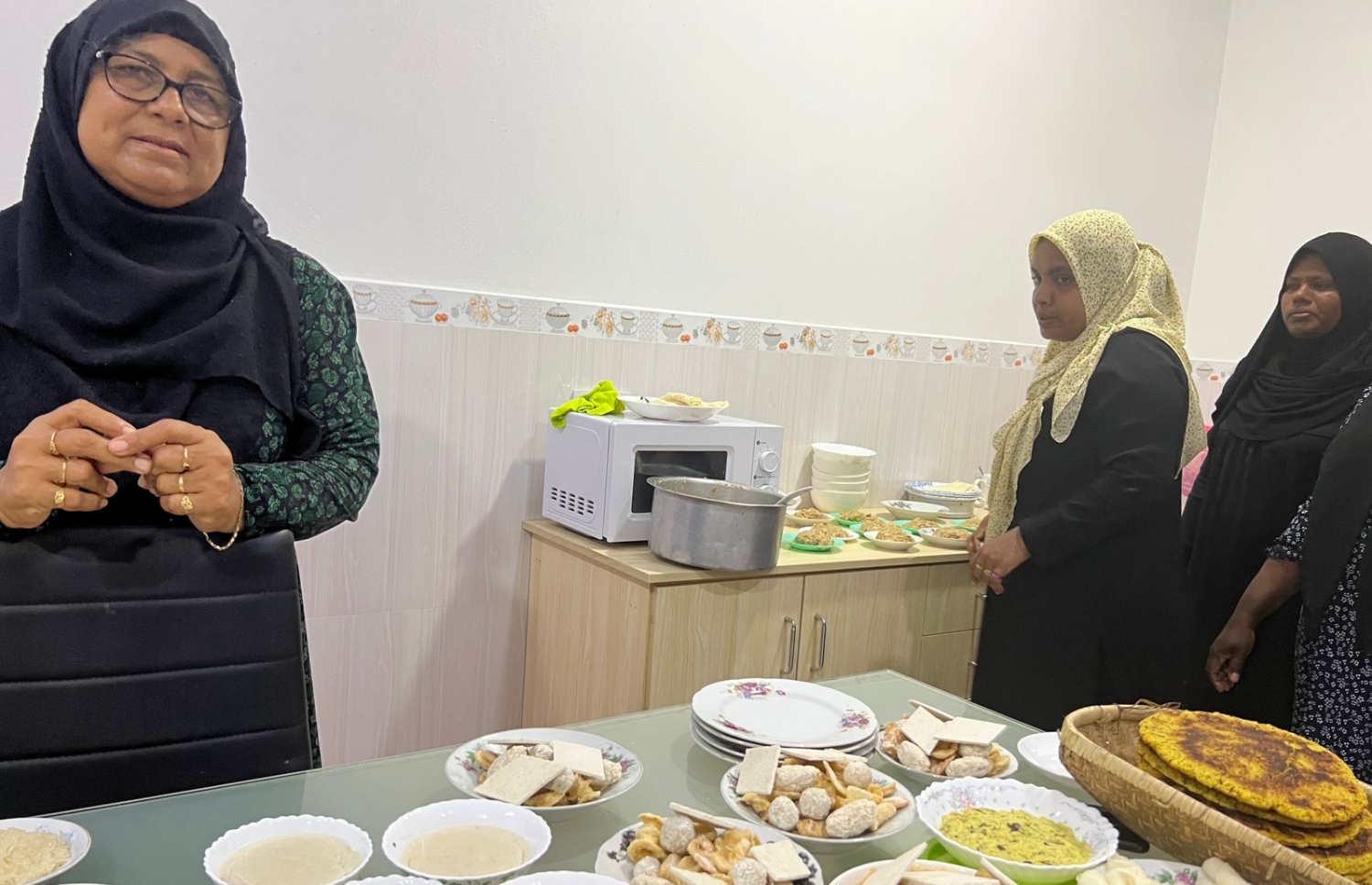 އުތީމުގައި ކޭން ތައްޔާރުކުރުމުގައި އަންހެނުންތަކެއް: މިކަމަށް ތައްޔާރުވަމުން އަންނަތާ ގާތްގަނޑަކަށް ދެ ހަފުތާއެއްހާ ދުވަސް ވަނީ ވެފައި.