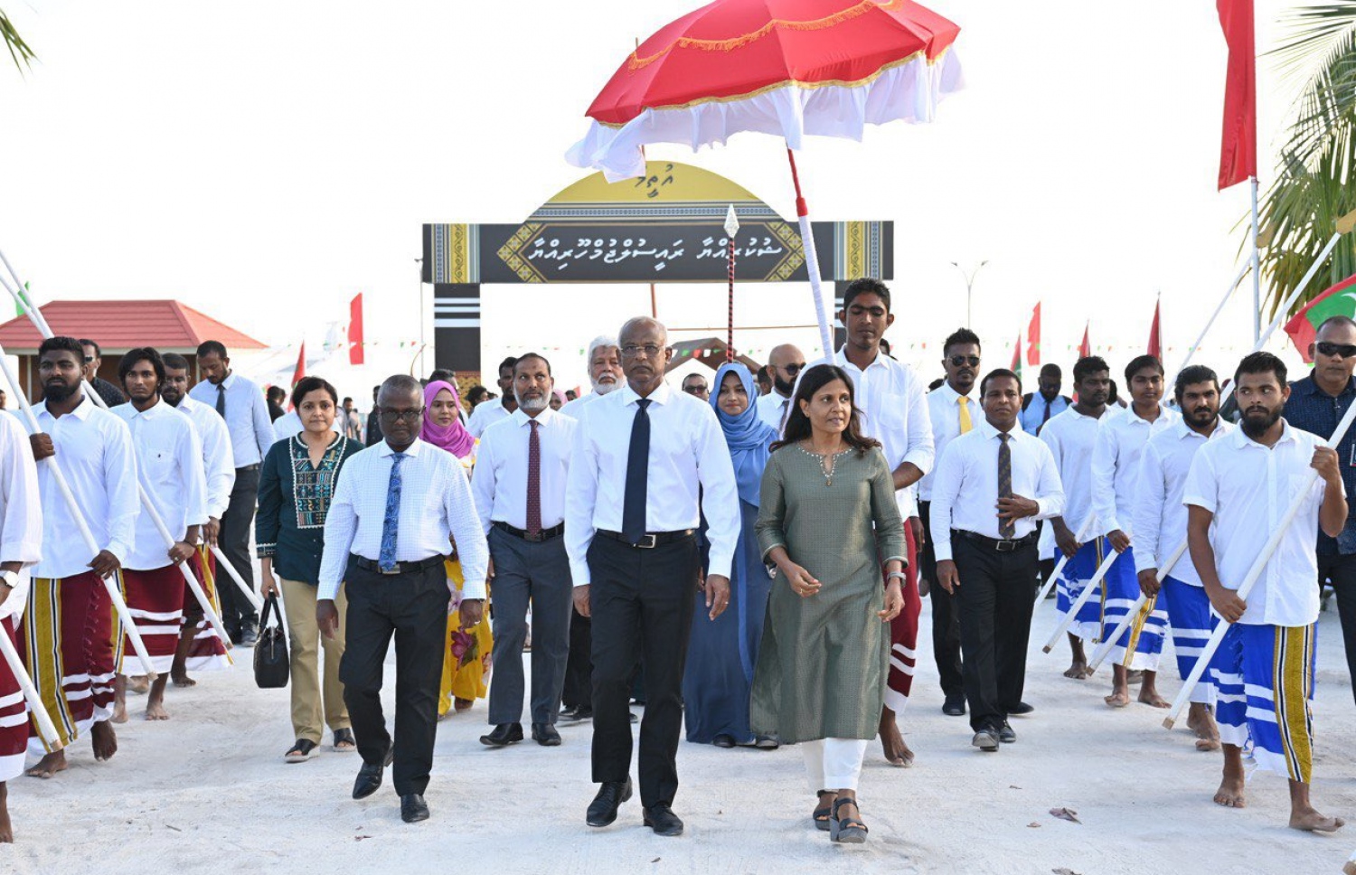 ރައީސްގެ ދެކަނބަލުން އުތީމަށް ވަޑައިގަތުމުން މަރުހަބާ ދަންނަވަނީ. -- ފޮޓޯ: ރައީސް އޮފީސް