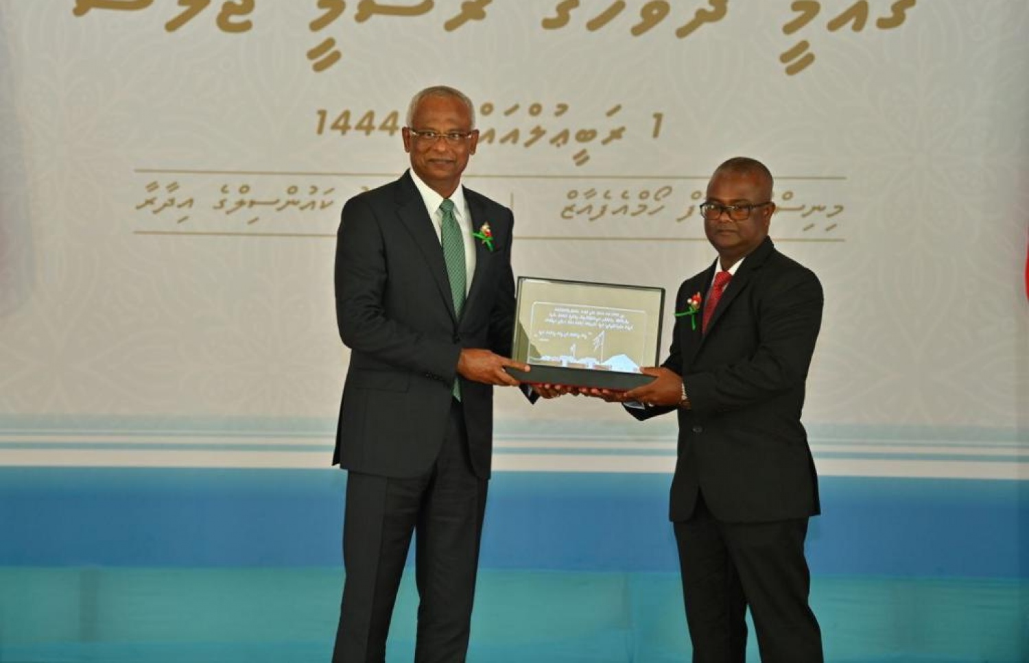 ގައުމީ ދުވަސް އުތީމުގައި ކުލަގަދަކޮށް ފާހަގަކުރުމާ ގުޅިގެން ރައީސް އިބްރާހިމް މުހައްމަދު ސޯލިހަށް އުތީމުން ހަނދާނީ ފިލައެއް ކައުންސިލްގެ ރައީސް ހަދިޔާކުރައްވަނީ. -- ފޮޓޯ: ރައީސް އޮފީސް