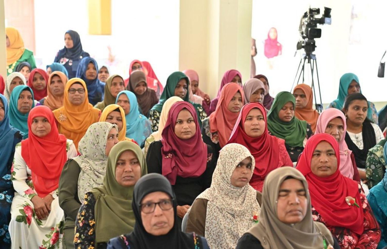 ގައުމީ ދުވަހުގެ ޖަލްސާގައި އުތީމު ރައްޔިތުން ބައިވެރިވަނީ: ގައުމީ ދުވަހުގެ ޖަލްސާއަށް މި ރަށް އޮތީ ވަރަށް ބޮޑަށް ތައްޔާރުވެފައި. -- ފޮޓޯ: ރައީސް އޮފީސް