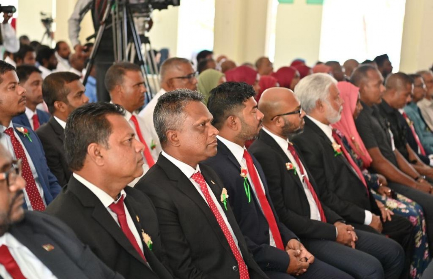 ގައުމީ ދުވަހުގެ ޖަލްސާގައި ކުންފުނިތަކުގެ އިސްވެރިން ބައިވެރިވެވަޑައިގަންނަވަނީ.  -- ފޮޓޯ: ރައީސް އޮފީސް