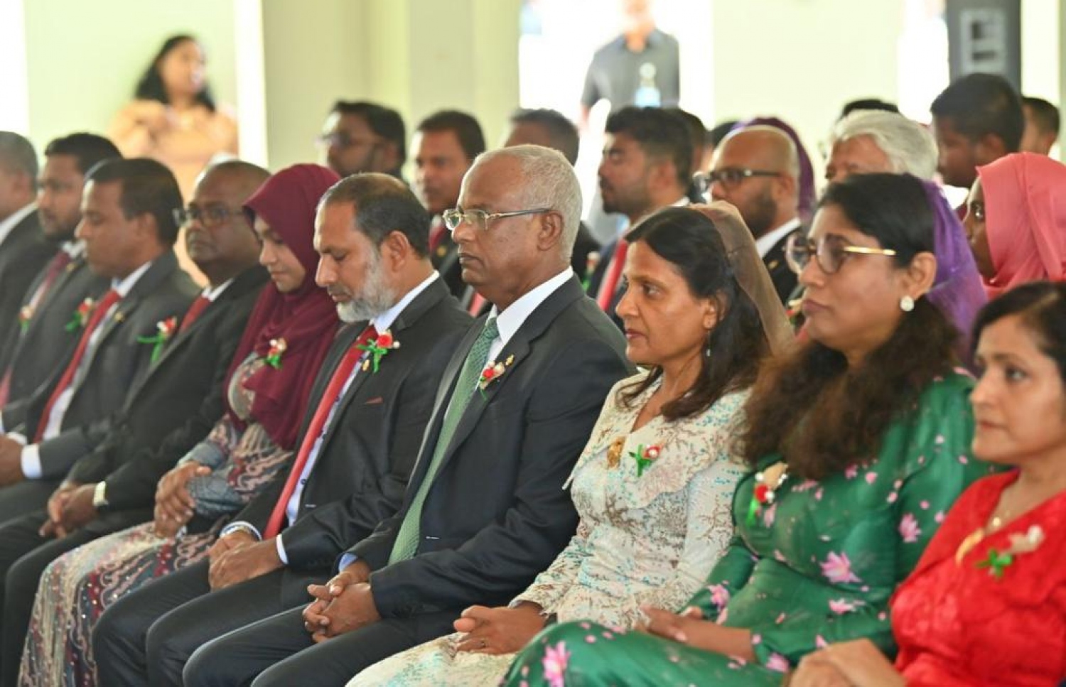 ގައުމީ ދުވަހުގެ ޖަލްސާގައު ރައީސްގެ ދެކަނބަލުންނާއި ވަޒީރުން ބައިވެރިވެވަޑައިގަންނަވަނީ. -- ފޮޓޯ: ރައީސް އޮފީސް