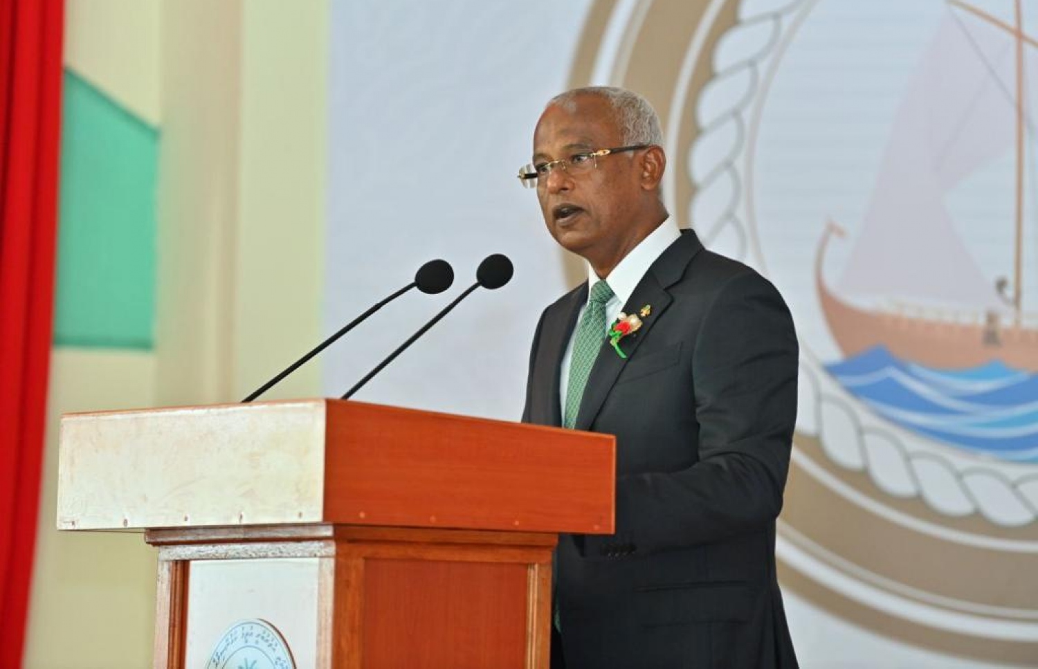 ގައުމީ ދުވަހުގެ ޖަލްސާގައި ރައީސް ވާހަކަފުޅު ދައްކަވަނީ. -- ފޮޓޯ: ރައީސް އޮފީސް