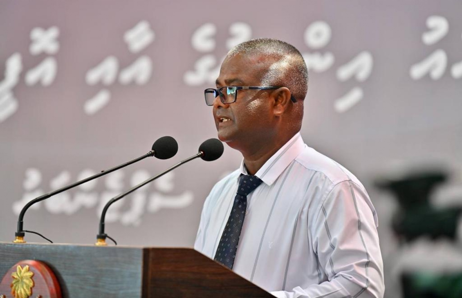 އުތީމު ކައުންސިލްގެ ރައީސް ވާހަކަ ދައްކަވަނީ: އުތީމު ރައްޔިތުން ހުށަހެޅި ޝަކުވާ އަޑުއެހި ހަމައެކަނި ސަރުކާރަކީ މިއީ ކަމަށް ވިދާޅުވި. -- ފޮޓޯ: ރައީސް އޮފީސް