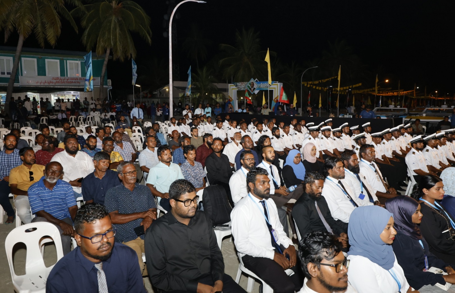 ފެރީ ނިޒާމުން ބޮޑުތިލަދުންމަތި ގުޅާލުމުގެ ރަސްމިއްޔާތުގައި ދިއްދޫގެ ރައްޔިތުން ބައިވެރިވަނީ. -- ފޮޓޯ: ޕްލޭނިން މިނިސްޓްރީ