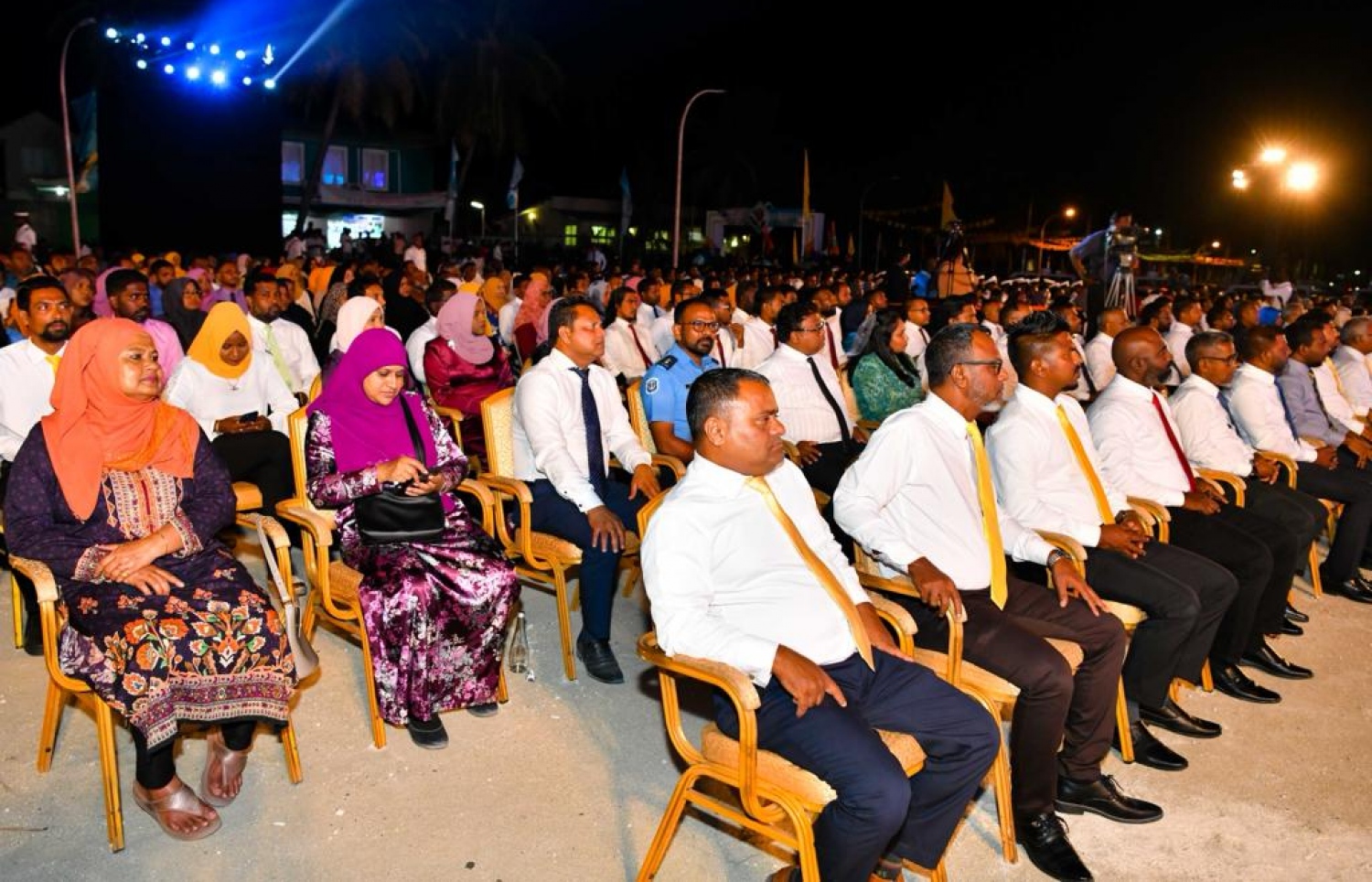 އާރުޓީއެލް ފެރީ ހިދުމަތް ފެށުމުގެ ރަސްމިއްޔާތުގައި ދިއްދޫގެ ރައްޔިތުން ބައިވެރިވަނީ. -- ފޮޓޯ: ރައީސް އޮފީސް