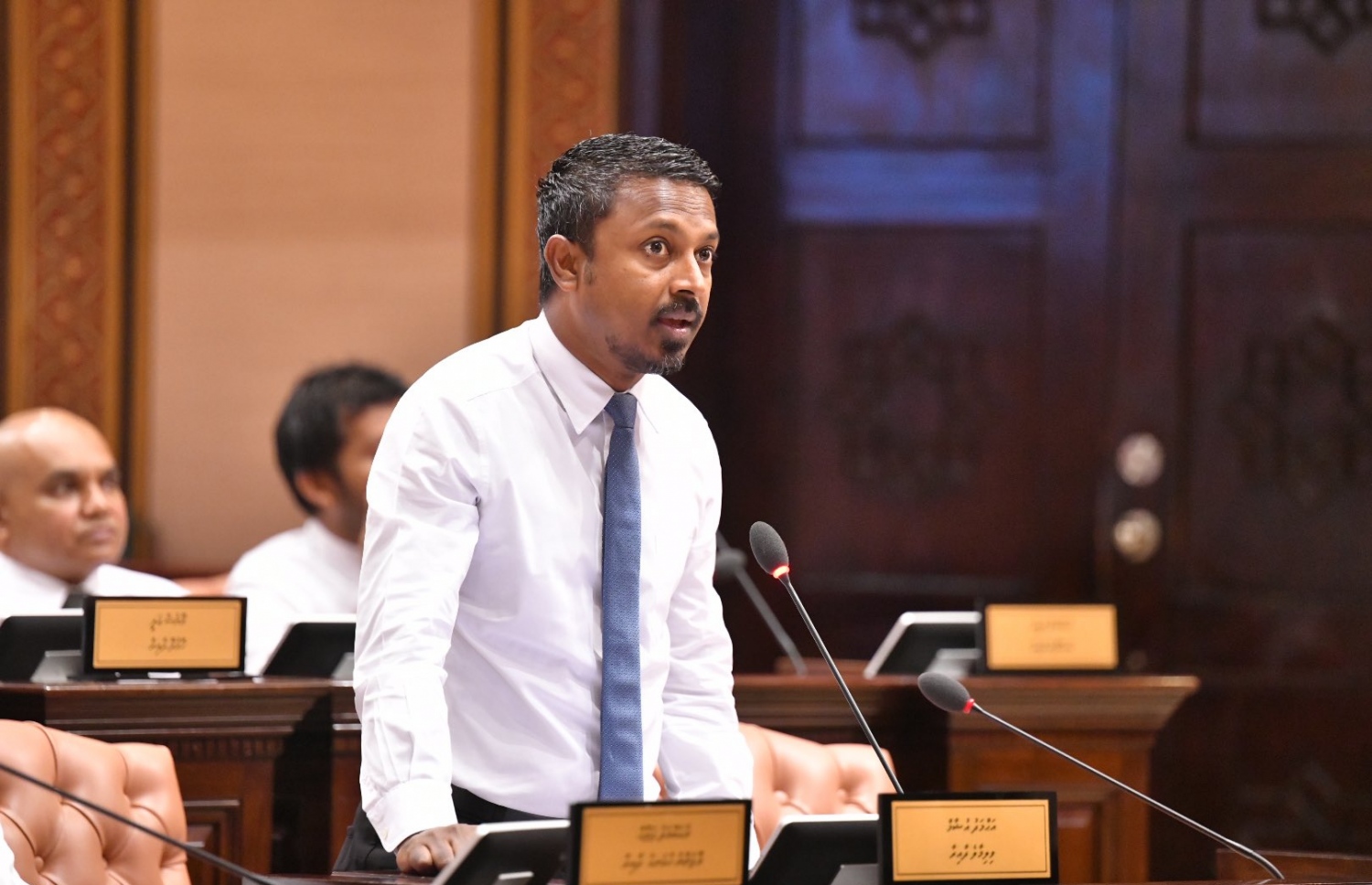 ވިލިމާލެ ދާއިރާގެ މެމްބަރު އުޝާމް، މަޖިލީހުގެ މިއަދުގެ ޖަލްސާގައި އެޑިއުކޭޝަން މިނިސްޓަރު ޑރ. އާއިޝަތު އަލީއާ ސުވާލު ކުރައްވަނީ.---ފޮޓޯ: މަޖިލިސް