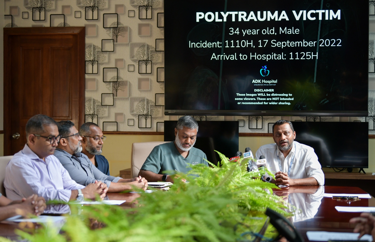 ހަށިގަނޑު ފޫއަޅުވާލައި، ދަގަނޑެއް ވަތް ބިދޭސީ މަސައްކަތު މީހާއާ ގުޅޭ މައުލޫމާތު ދިނުމަށް އޭޑީކޭ ހޮސްޕިޓަލުން ބޭއްވި ނިއުސް ކޮންފަރެންސްގައި ދެއްކި، އެ ހޮސްޕިޓަލުގެ ބައެއް އިސްވެރިންނާއި ޑޮކްޓަރުން -- ފޮޓޯ: ފަޔާޒް މޫސާ | މިހާރު