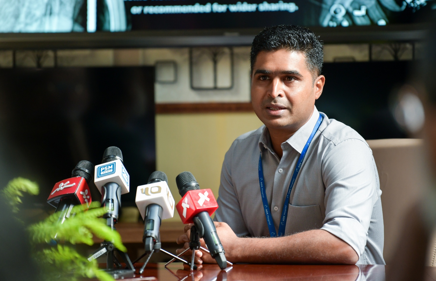 ހަށިގަނޑު ފޫއަޅުވާލައި، ދަގަނޑެއް ވަތް ބިދޭސީ މަސައްކަތު މީހާއާ ގުޅޭ މައުލޫމާތު ދިނުމަށް އޭޑީކޭ ހޮސްޕިޓަލުން ބޭއްވި ނިއުސް ކޮންފަރެންސްގައި އެ ހޮސްޕިޓަލުގެ ސާޖަން ޑރ. އަހްމަދު ނިޝާން ވާހަކަދައްކަވަނީ -- ފޮޓޯ: ފަޔާޒް މޫސާ | މިހާރު