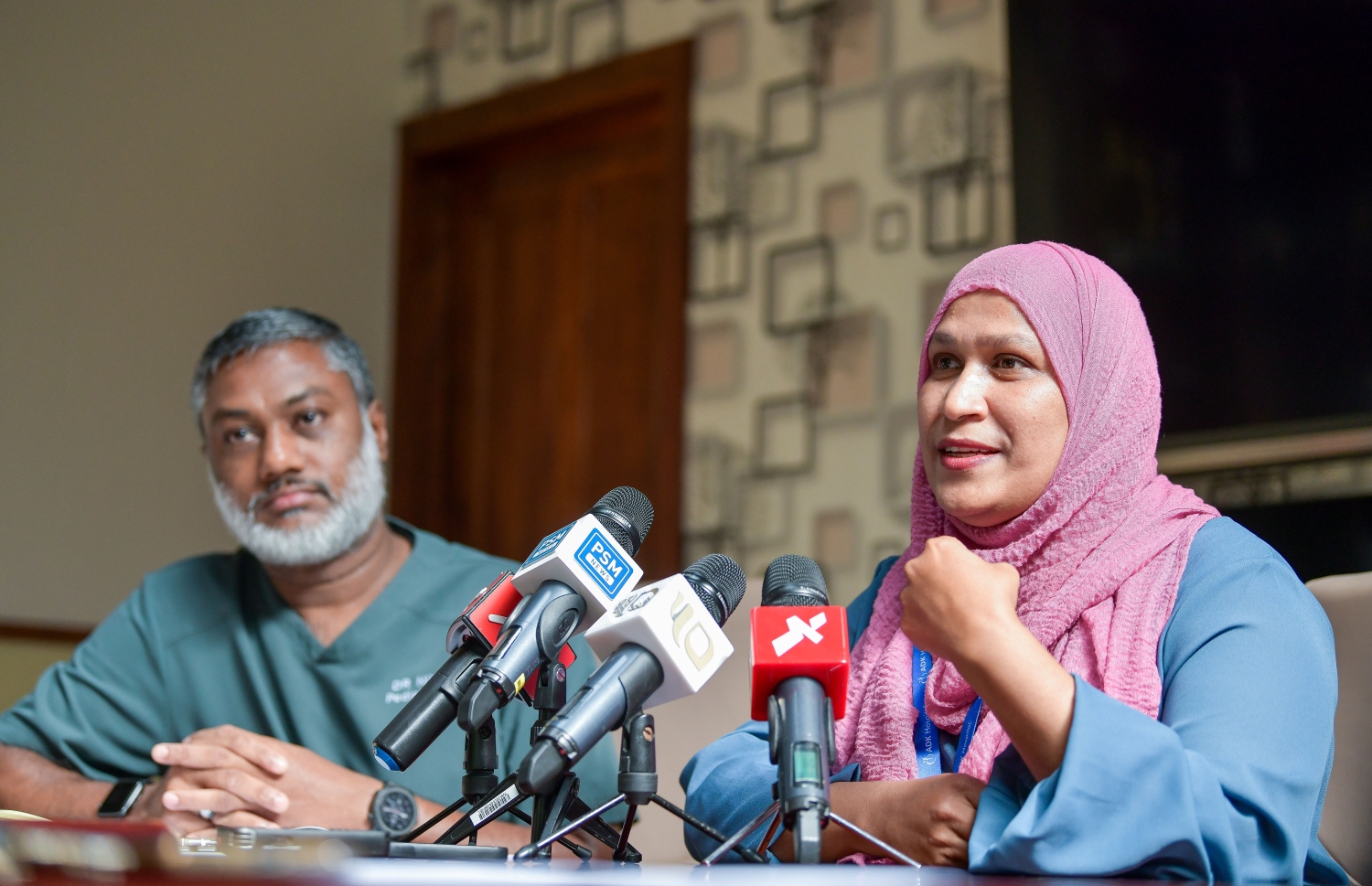 ހަށިގަނޑު ފޫއަޅުވާލައި، ދަގަނޑެއް ވަތް ބިދޭސީ މަސައްކަތު މީހާއާ ގުޅޭ މައުލޫމާތު ދިނުމަށް އޭޑީކޭ ހޮސްޕިޓަލުން ބޭއްވި ނިއުސް ކޮންފަރެންސްގައި އެ ހޮސްޕިޓަލުގެ ހޭނައްތާ ޑޮކްޓަރު ދުސޫމާ އަބްދުއްރައްޒާގު ވާހަކަދައްކަވަނީ -- ފޮޓޯ: ފަޔާޒް މޫސާ | މިހާރު