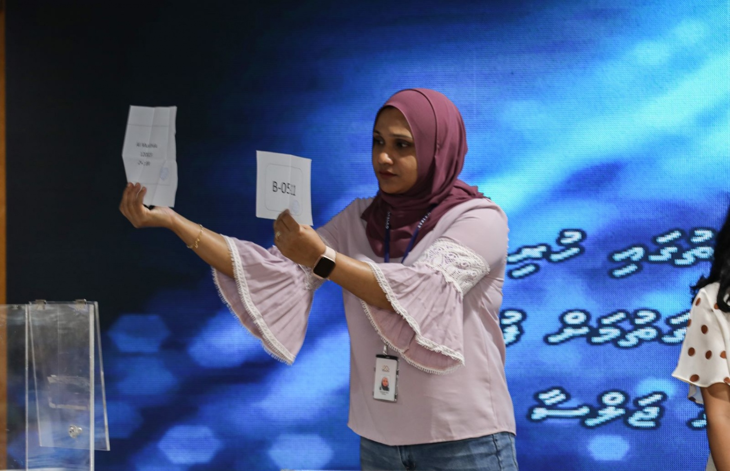 ރޭ ކުރިއަށް ދިޔަ ގުރުއަތުލުމުގެ ތެރެއިން ފްލެޓް ލިބޭ ފަރާތުގެ ނަމާ ލިބޭ ފްލެޓްގެ ނަންބަރު ދައްކާލަނީ ---ފޮޓޯ: ސްޓެލްކޯ