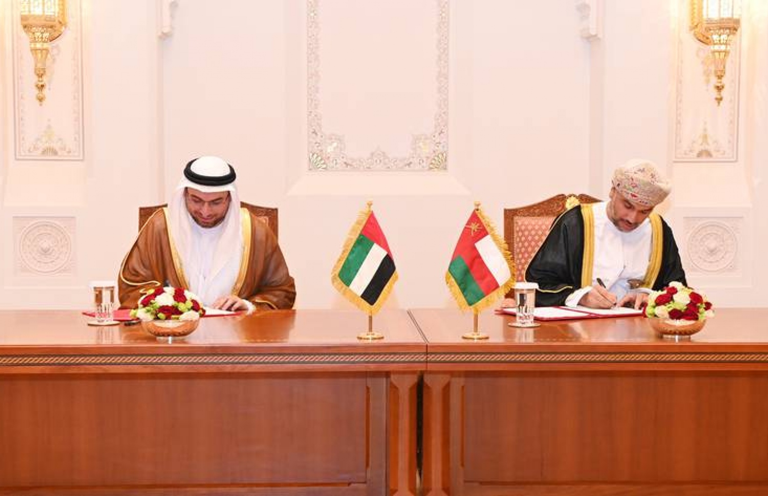 އުންމާން އާއި އެމިރޭޓްސްއާ ދެމެދު ރޭލު ދަތުރުތައް ފެށުމުގެ އެއްބަސްވުމުގައި، އިއްތިހާދު ރެއިލްގެ ސީއީއޯ ޝާދީ މަލަކް އާއި އުންމާންގެ ލޮޖިސްޓިކް ކުންފުނި އަސްޔަދުގެ ޗީފް އެގްޒެކެޓިވް އަބްދުއްރަހްމާން ސާލިމް (ކ)، އެއްބަސްވުމުގައި ސޮއިކުރައްވަނީ.