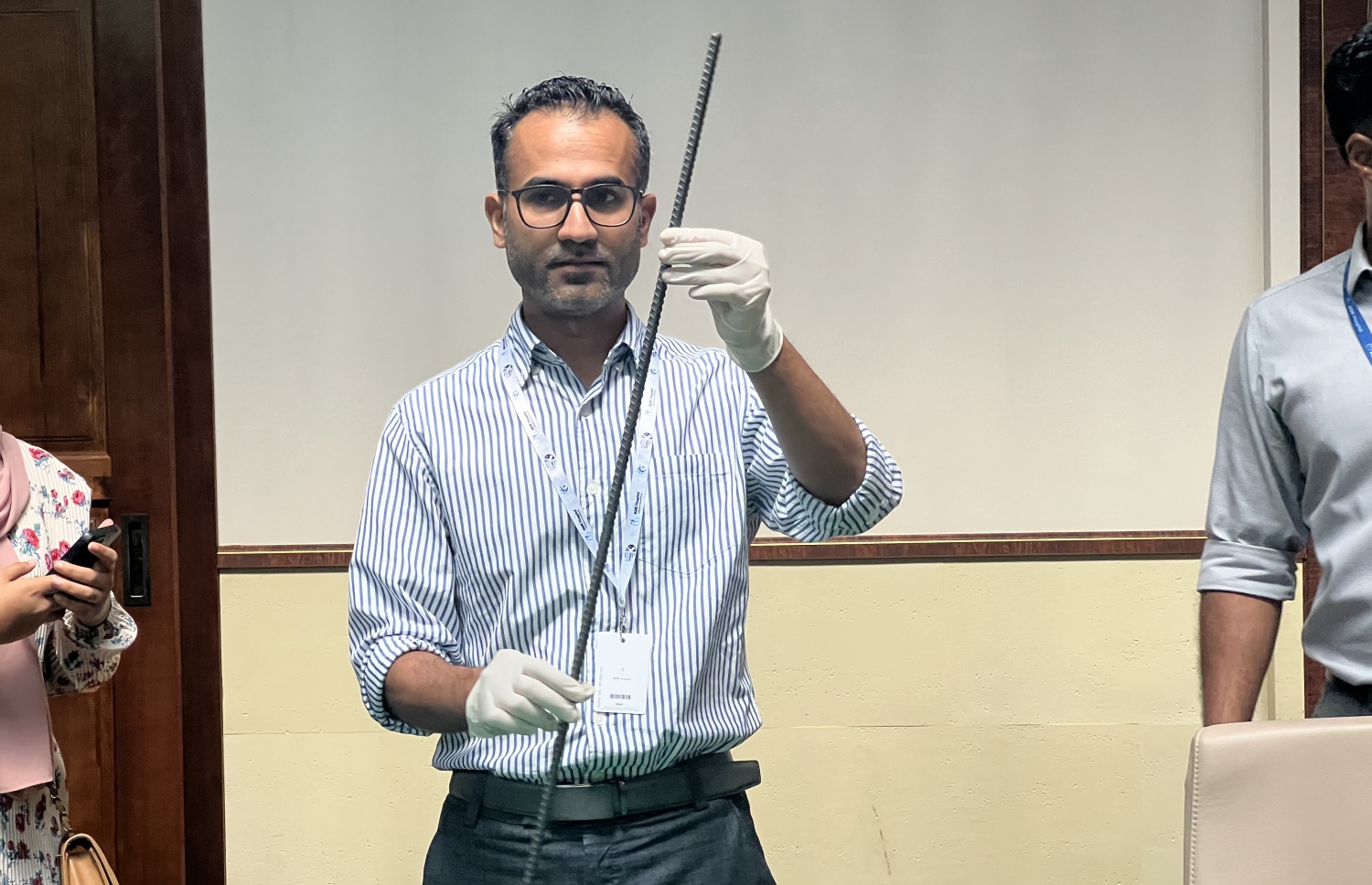 އިންޑިއާ މީހާގެ ގަޔަށް ހެރުނު ދަގަނޑު ދައްކާލަނީ: ތިން ފޫޓުގެ މި ދަގަނޑުގެ ދެ ފޫޓަށް ވުރެ ބޮޑު ބައި އޮތީ ހަށިގަނޑު އެތެރޭގައި -- ފޮޓޯ: މިހާރު