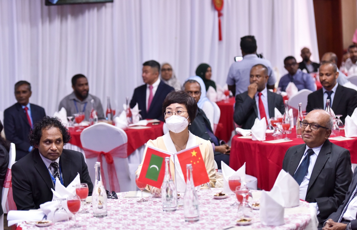 މިއަދުގެ ރަސްމިއްޔާތުގައި ޗައިނާ ސަފީރު ބައިވެރިވެވަޑައިގަންނަވަނީ ---ފޮޓޯ: ފަޔާޒް މޫސާ | މިހާރު