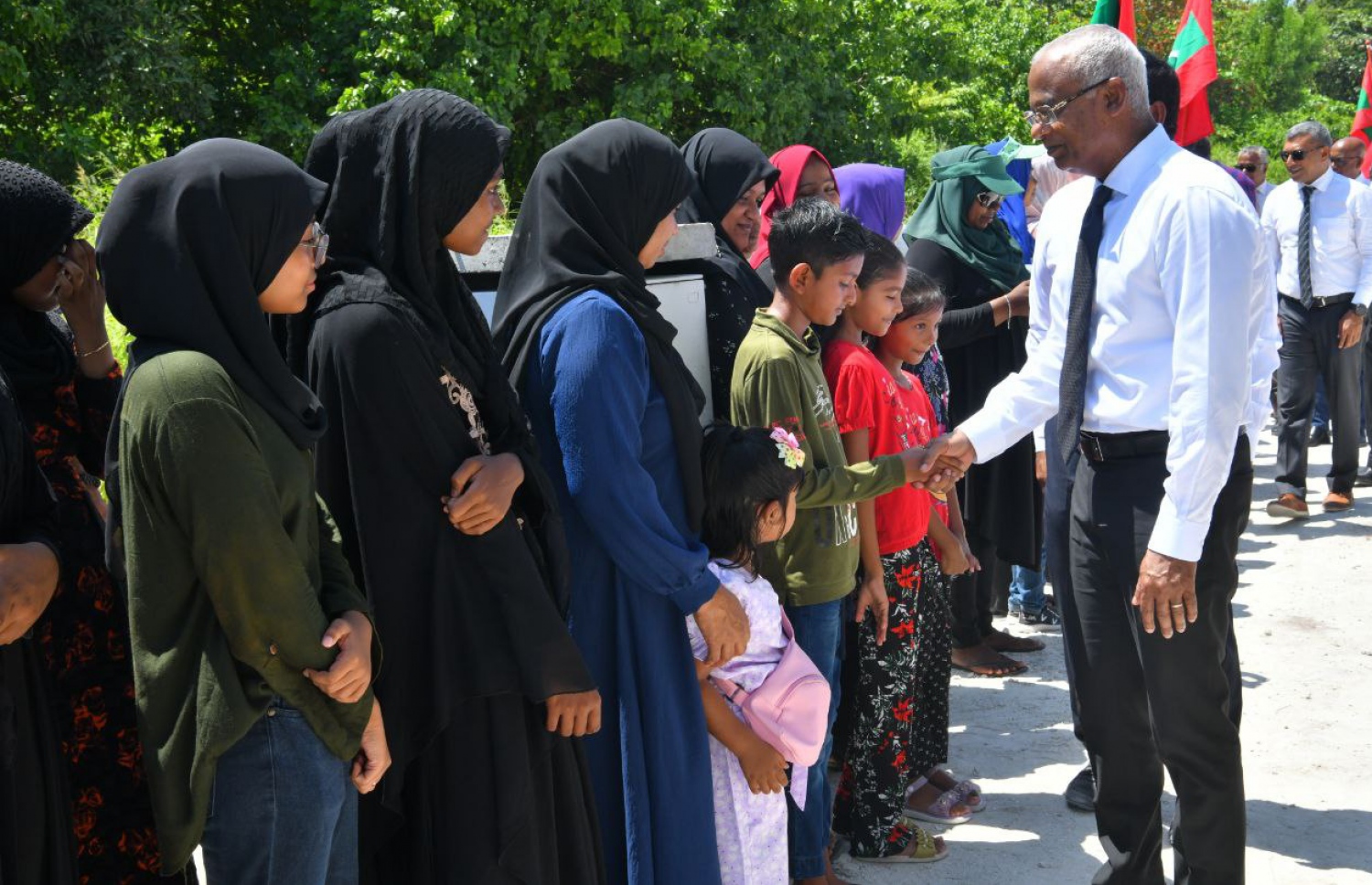 ފިނޭގެ ރައްޔިތުންނާ ރައީސް ސަލާމްކުރައްވަނީ: މަރުހަބާ ދަންނަވަން ގިނަ ބަޔަކު ނުކުތީ މި ރަށަށް ކޮށްދޭ ކަންތައްތައް ބަލައިގަންނާތީ ކަމަށް ކައުންސިލުން ބުނޭ. -- ފޮޓޯ: ރައީސް އޮފީސް