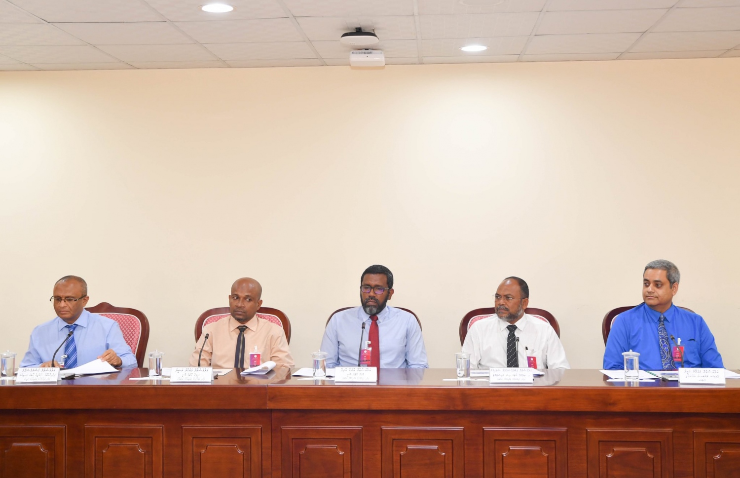 ގާނޫނީ ފަންނުގެ ގާނޫނަށް ގެންނަން ހުށަހަޅާފައިވާ އިސްލާހާ ގުޅިގެން އިއްޔެ ޖުޑިޝަރީ ކޮމިޓީއިން ބޭއްވި ބައްދަލުވުމުގައި ފަނޑިޔާރުންގެ ޖަމިއްޔާގެ ބޭފުޅުންނާއި މައުމޫން ހަމީދު ފޮޓޯ؛ ރައްޔިތުންގެ މަޖިލިސް