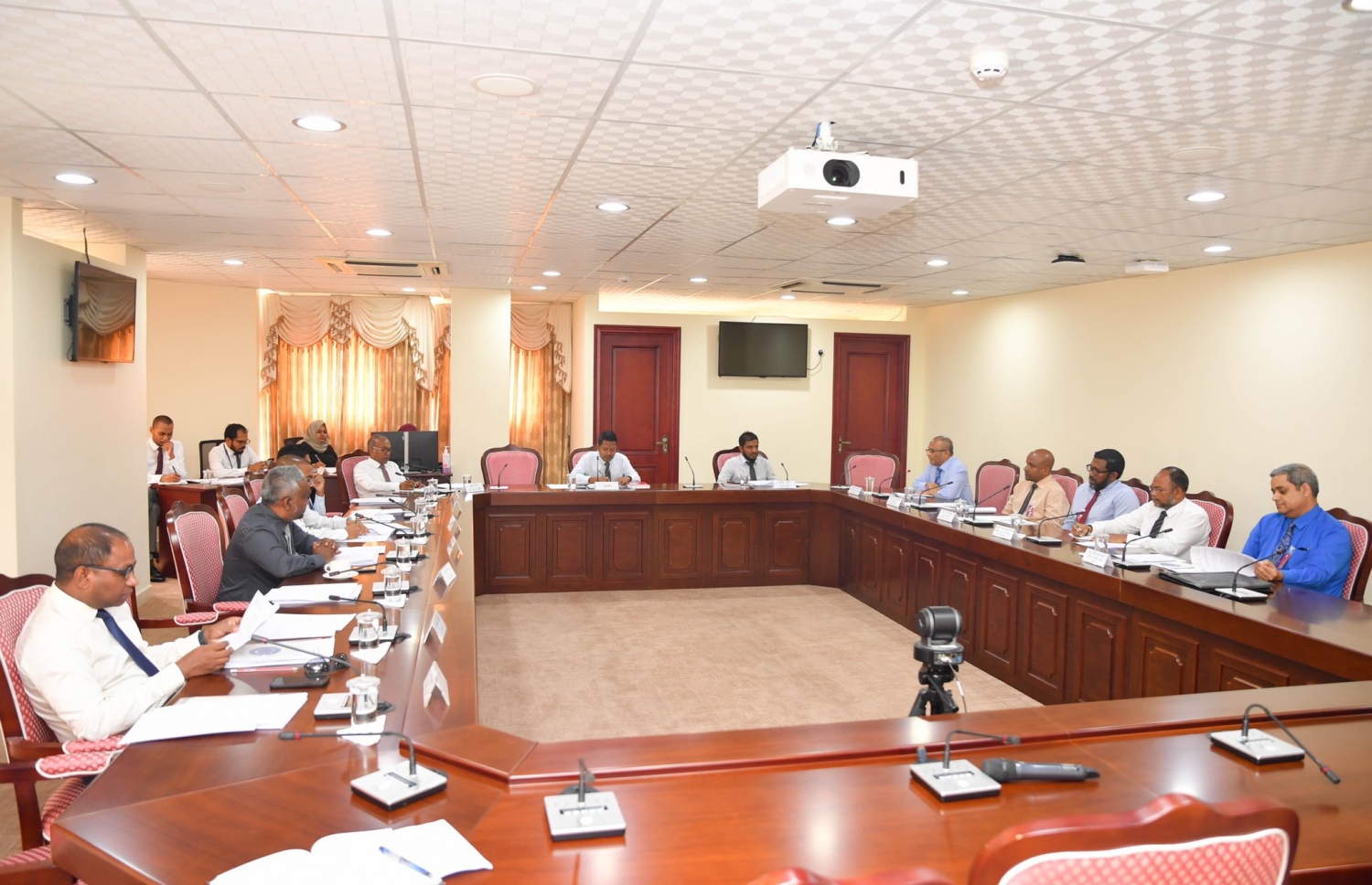 ގާނޫނީ ފަންނުގެ ގާނޫނަށް ގެންނަން ހުށަހަޅާފައިވާ އިސްލާހާ ގުޅިގެން އިއްޔެ ޖުޑިޝަރީ ކޮމިޓީއިން ބޭއްވި ބައްދަލުވުމުގައި ފަނޑިޔާރުންގެ ޖަމިއްޔާގެ ބޭފުޅުންނާއި މައުމޫން ހަމީދު ފޮޓޯ؛ ރައްޔިތުންގެ މަޖިލިސް