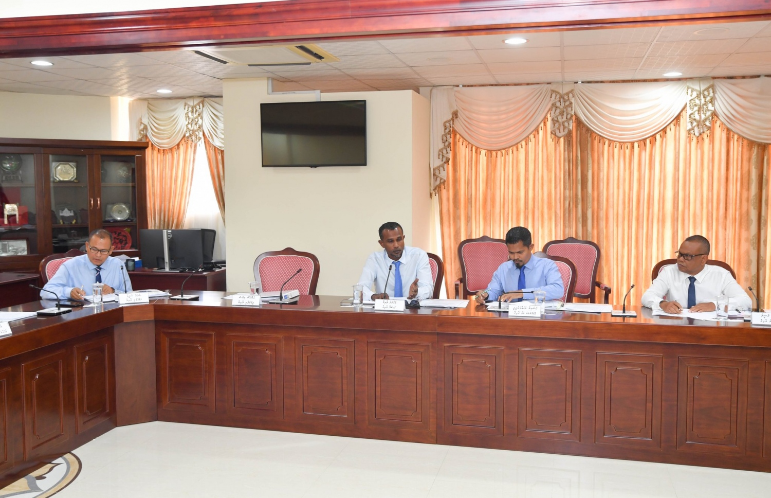 ސަރުކާރުގެ މަސްއޫލިއްޔަތު އާދަކުރާ މިންވަރު ބަލާ ކޮމެޓީން ބޭއްވި ބައްދަލުވުމުގައި މަޖިލީހުގެ ބައެއް މެމްބަރުން: އިސްލާމިކް މިނިސްޓަރު އިއްޔެ އެ ކޮމެޓީ އަށް ހާޒިރުކޮށްފައިވޭ -- ފޮޓޯ: ރައްޔިތުން މަޖިލިސް